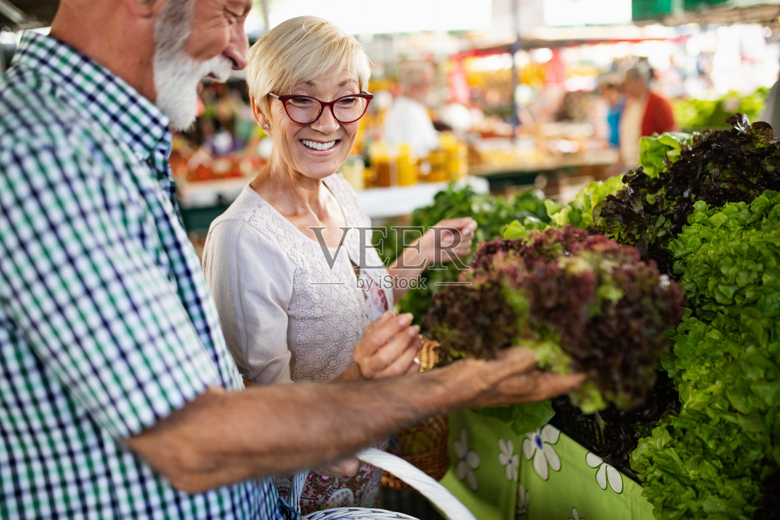一对老年夫妇在市场买菜照片摄影图片