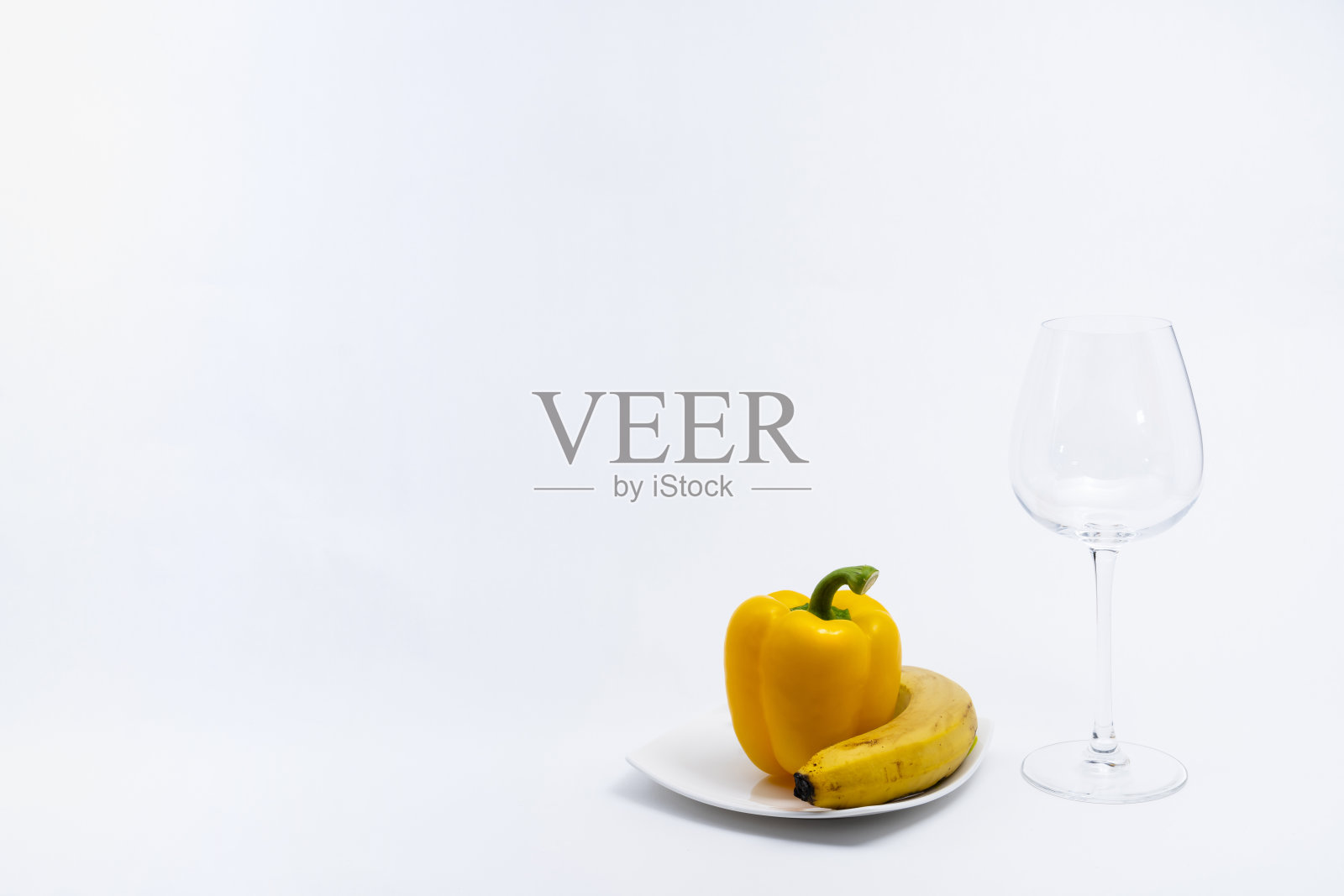 酒精饮料，如葡萄酒或啤酒使用玻璃酒杯制成的水晶。照片摄影图片