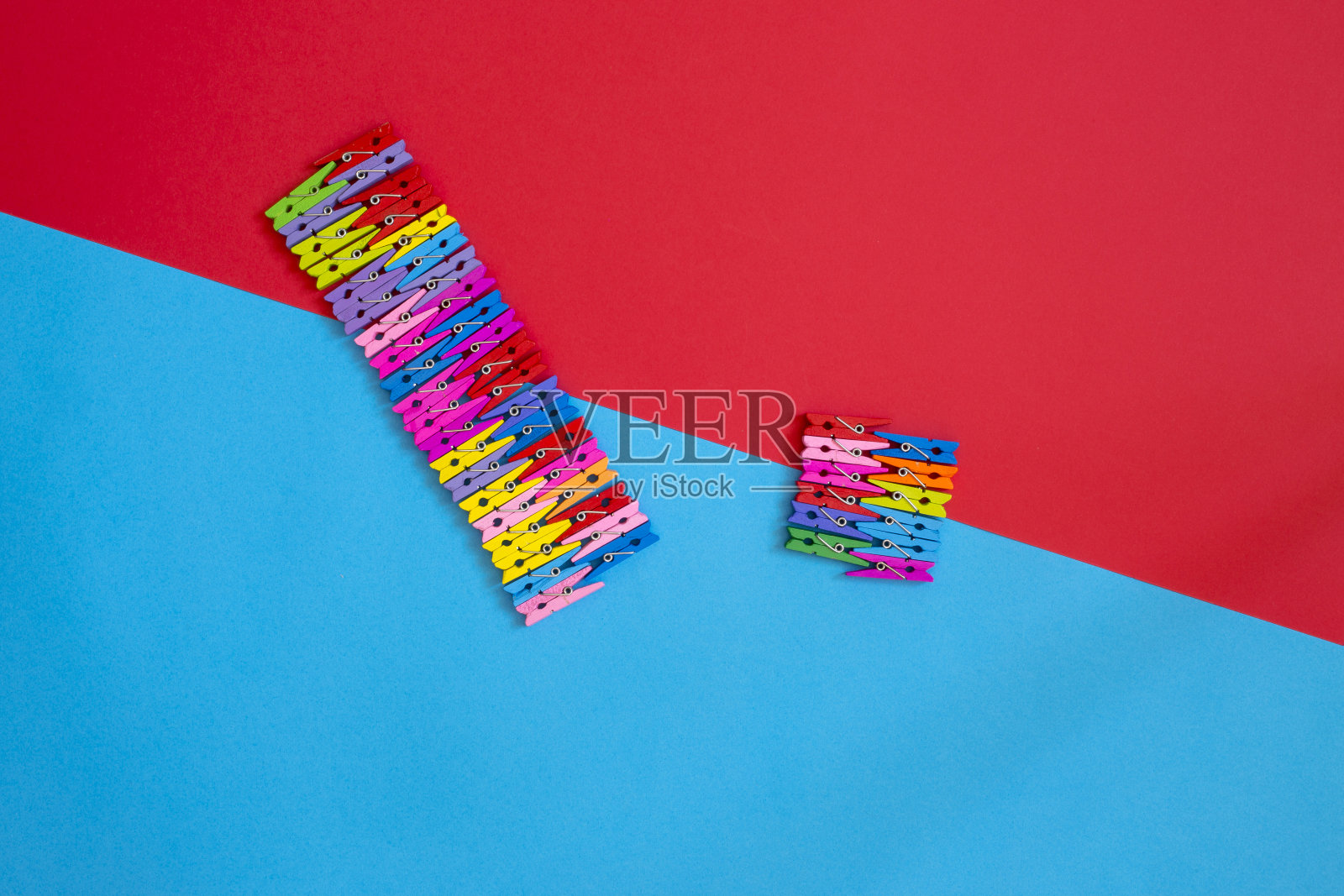 彩色装饰衣夹在彩色背景上照片摄影图片