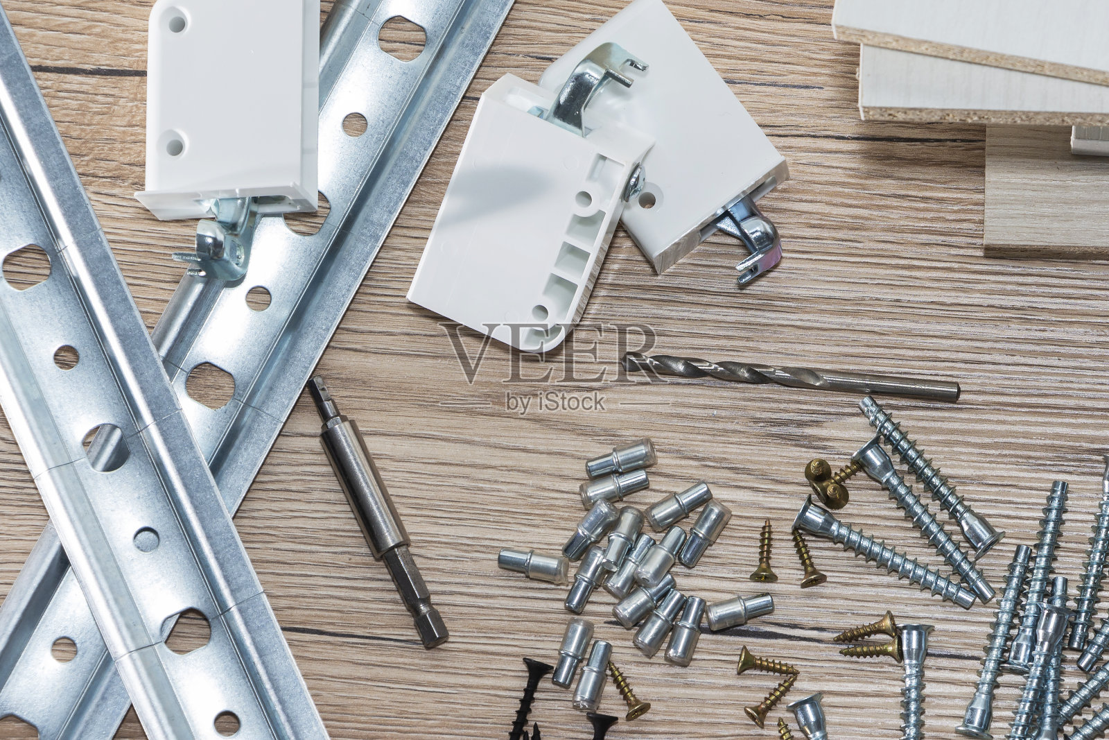 在木工车间安装刨花板家具。木匠用的配件和工具照片摄影图片