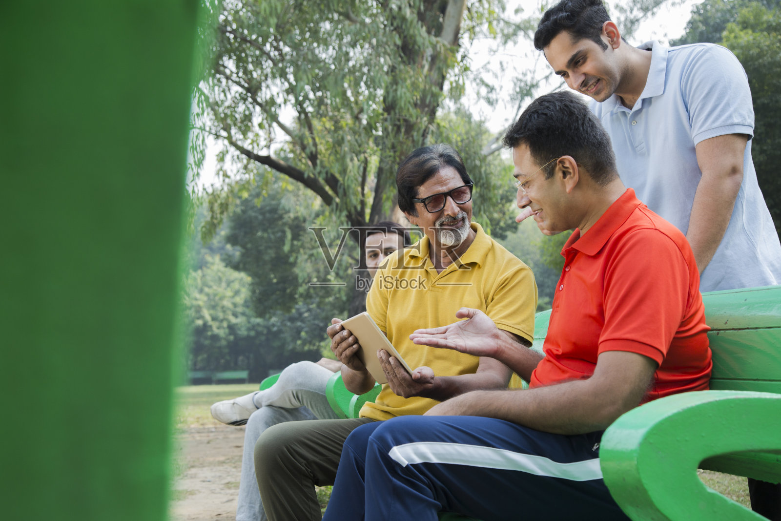 资深人士坐在长椅上讨论-股票形象照片摄影图片