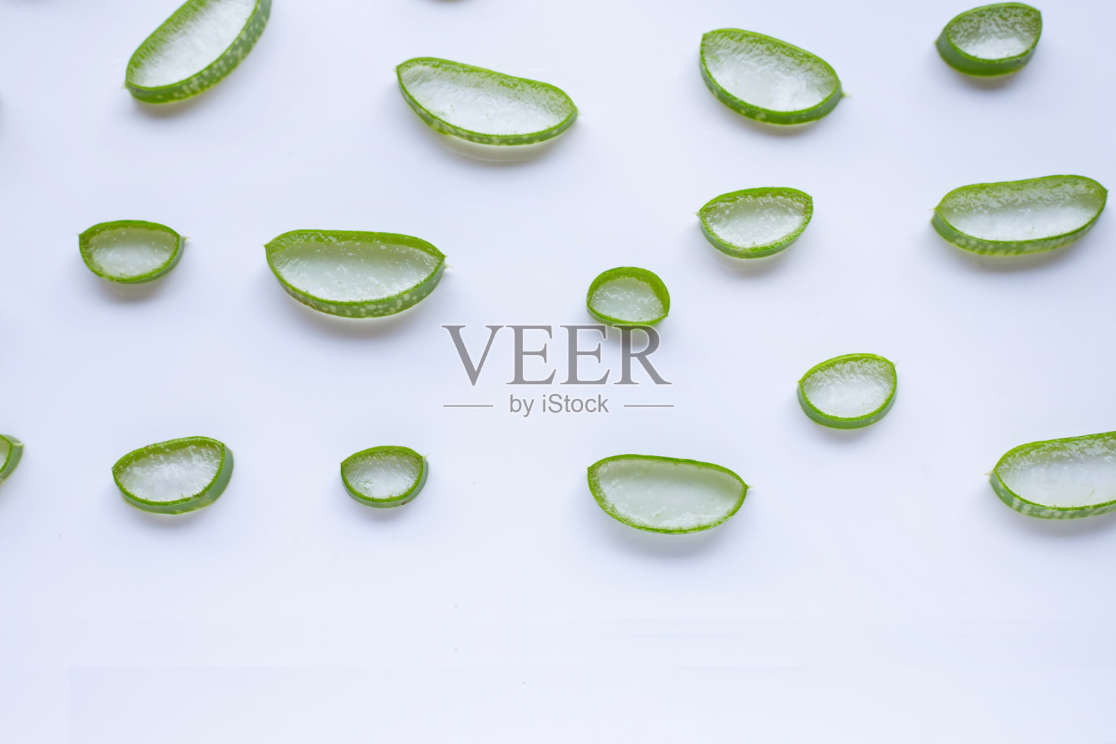 白色背景上的芦荟片。照片摄影图片