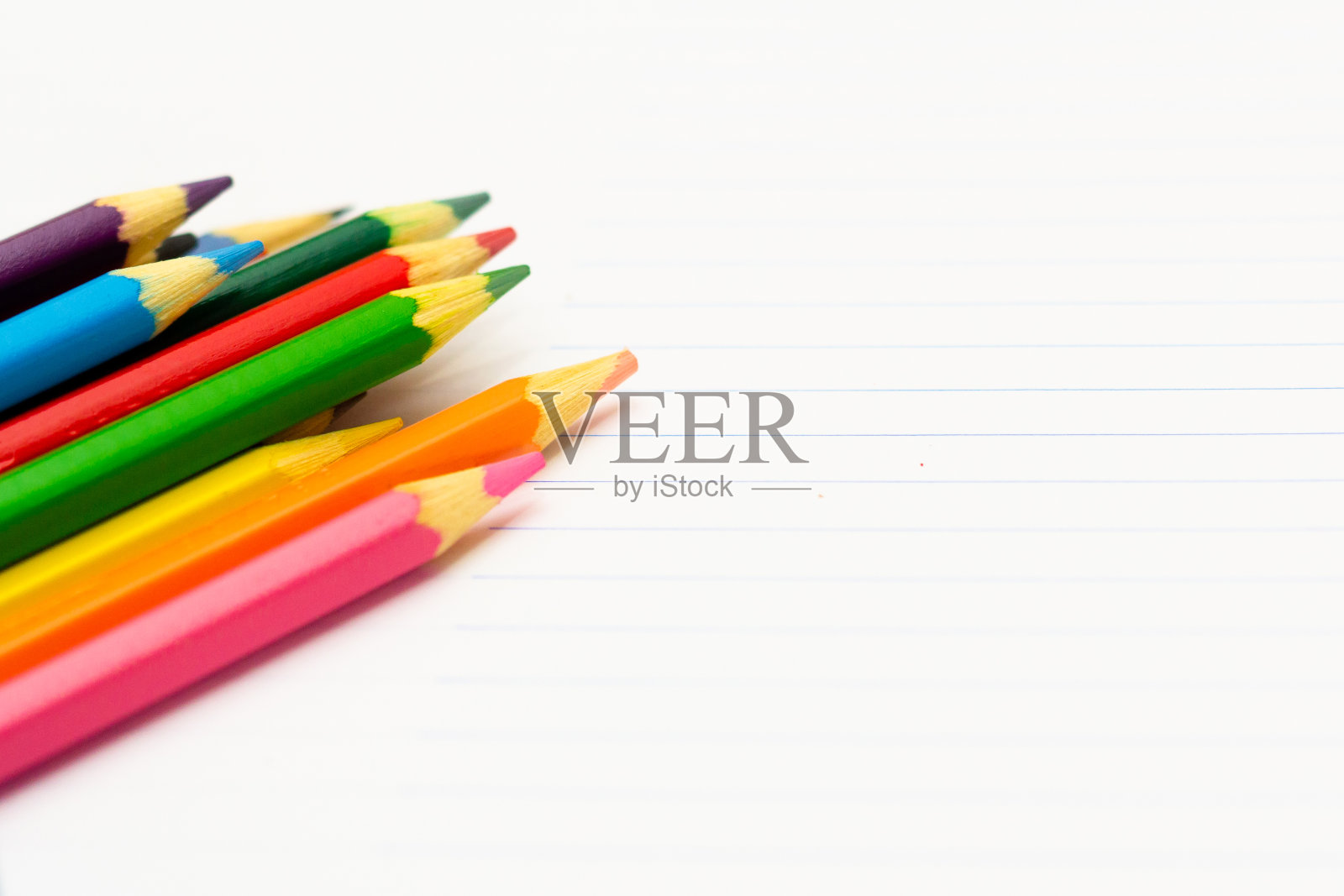 浅色背景的彩色铅笔。回到学校。学习用品。空间的文本。教育的概念照片摄影图片