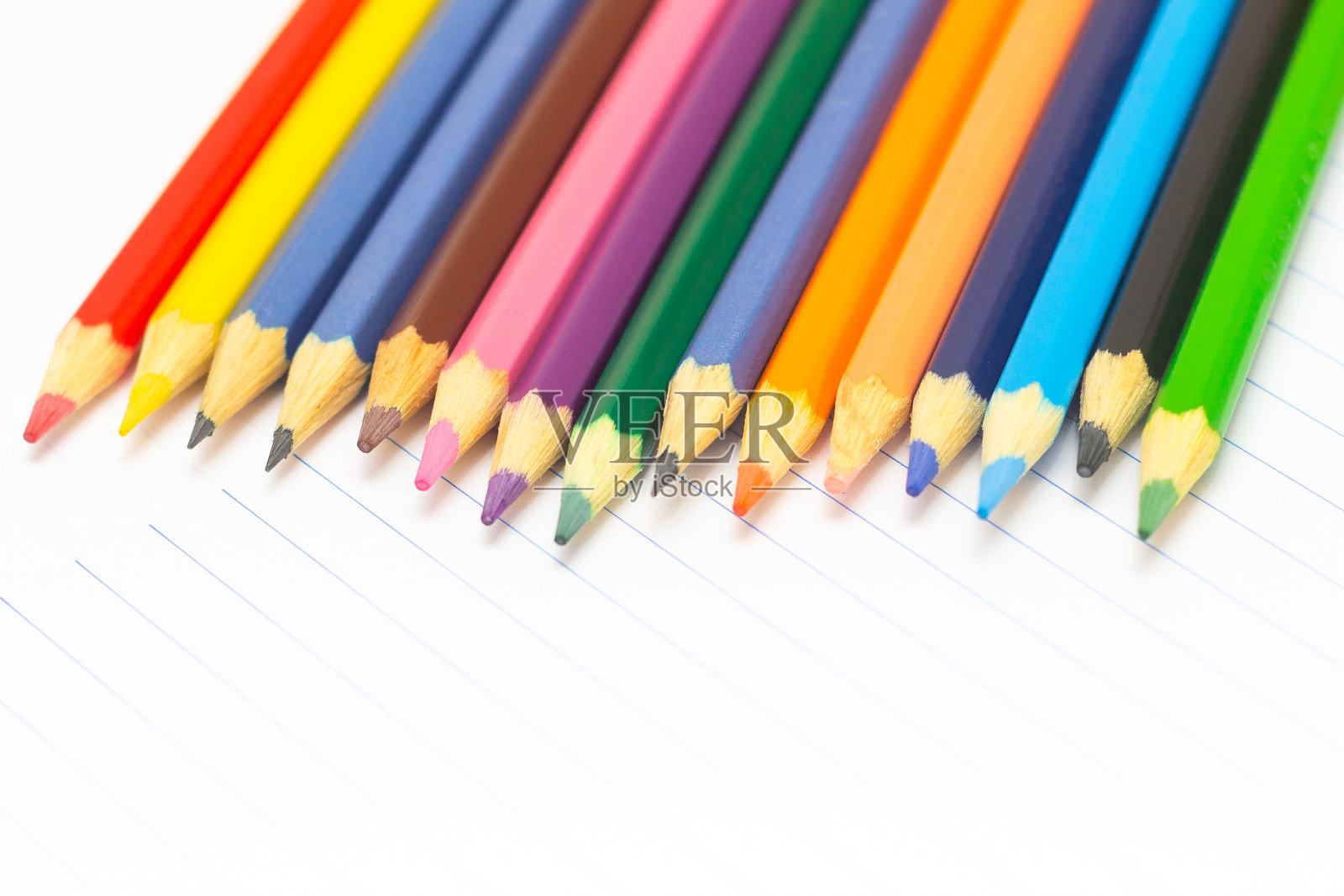 浅色背景的彩色铅笔。回到学校。学习用品。空间的文本。教育的概念照片摄影图片