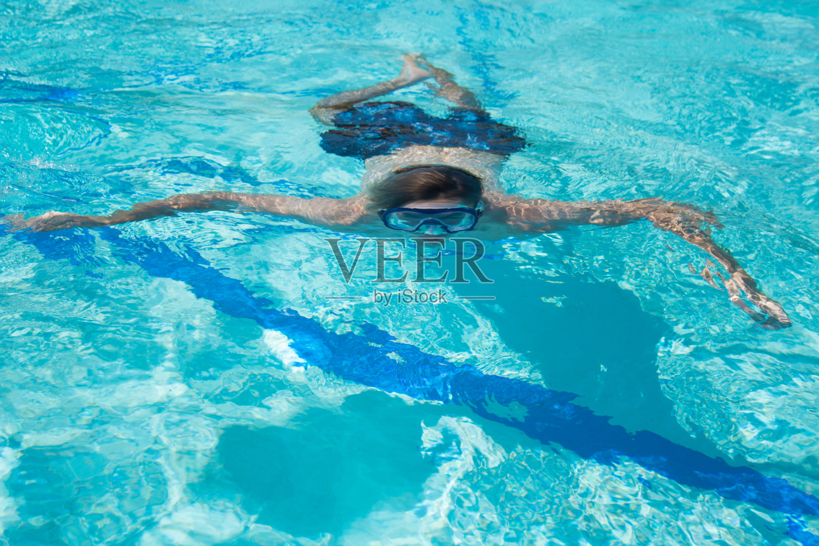 年轻迷人的家伙。夏天，放松和游泳。照片摄影图片