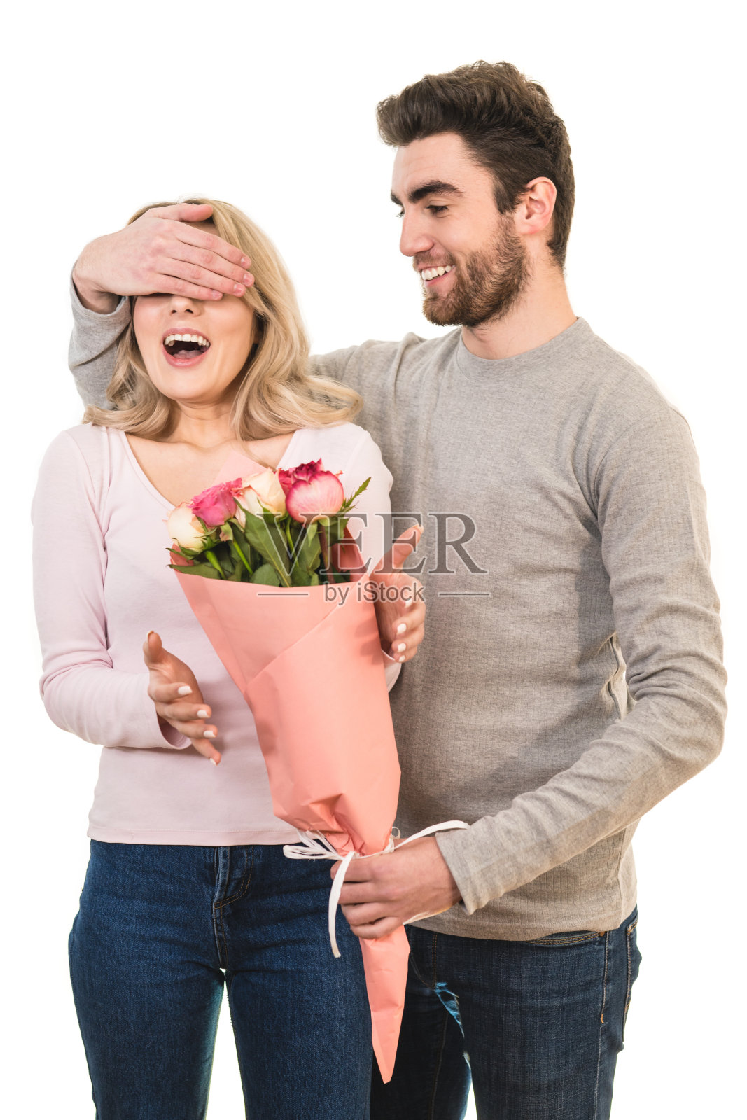 男子在白色背景上为女友献上鲜花，给她一个惊喜照片摄影图片