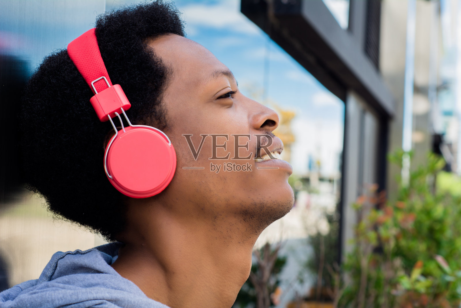 享受户外音乐的年轻人。照片摄影图片