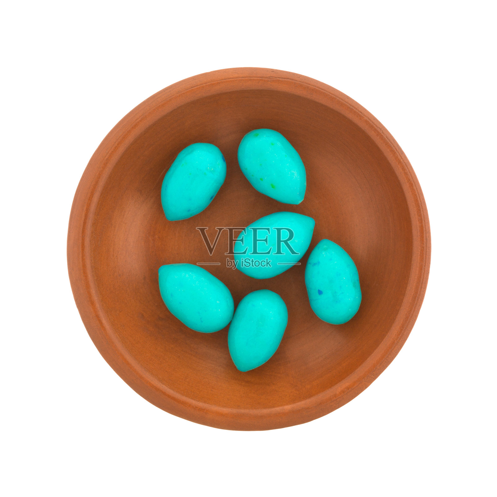 蓝色的复活节彩蛋泡泡糖放在一个小盘子里照片摄影图片