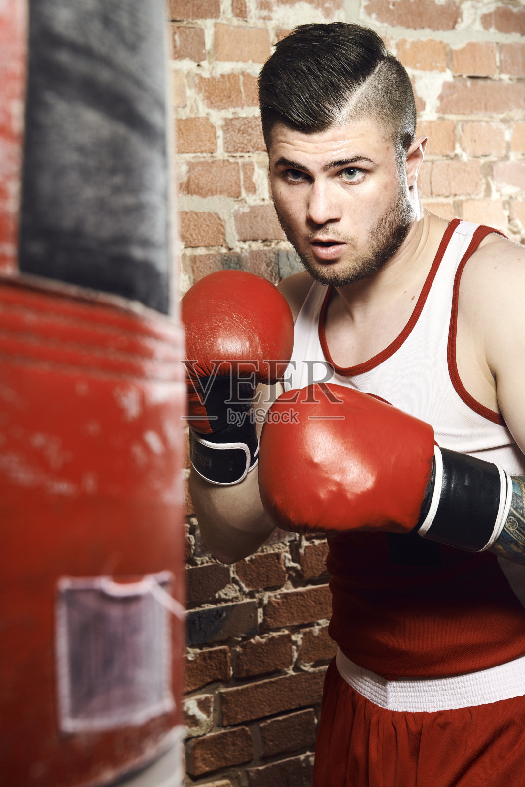 年轻的运动员在他的拳击台上照片摄影图片