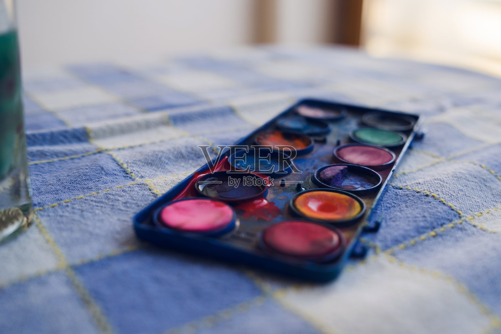 近距离水彩调色板在桌子上照片摄影图片