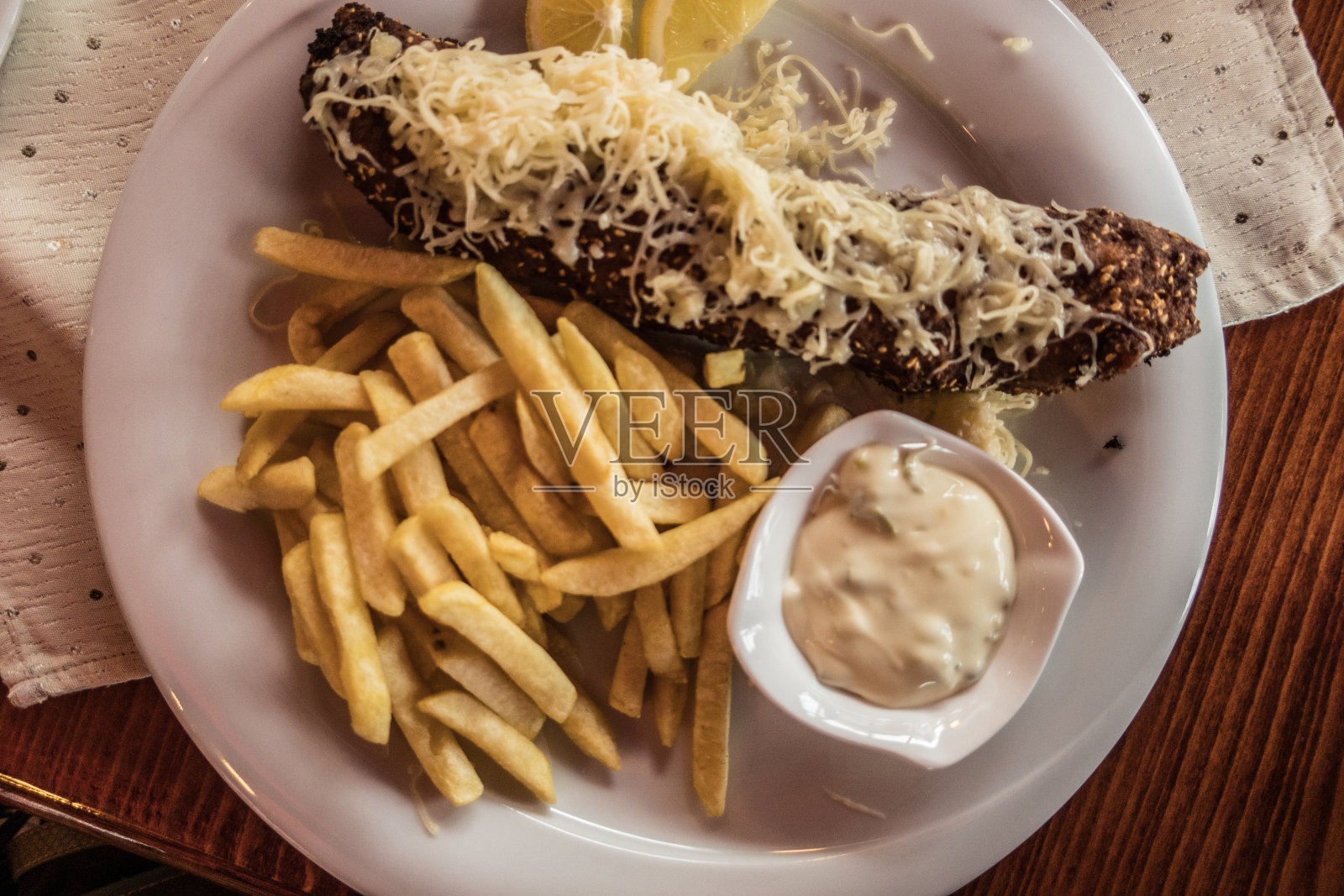 波斯尼亚传统烧烤餐配炸薯条照片摄影图片