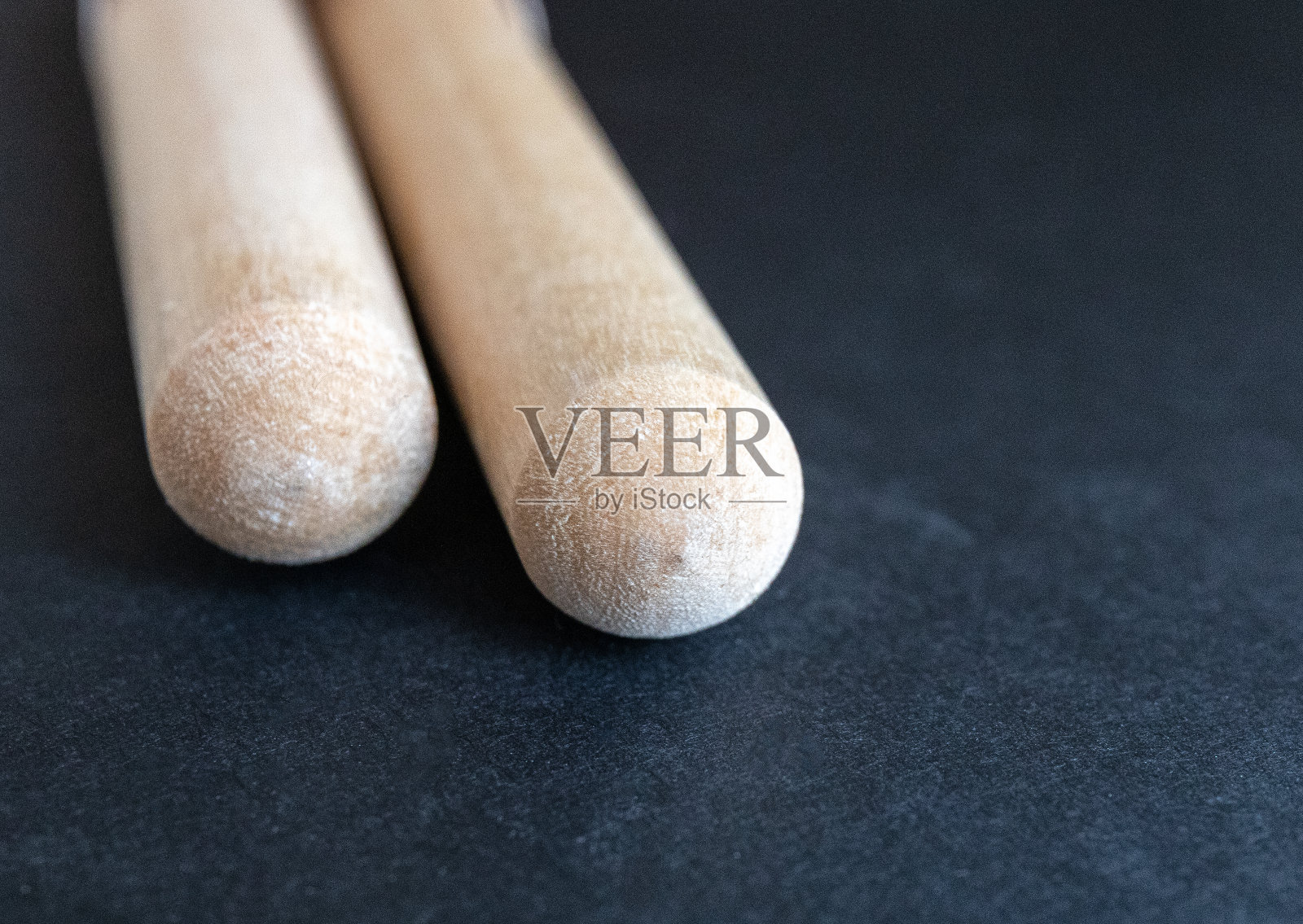 两个木制鼓槌孤立在黑色背景上照片摄影图片