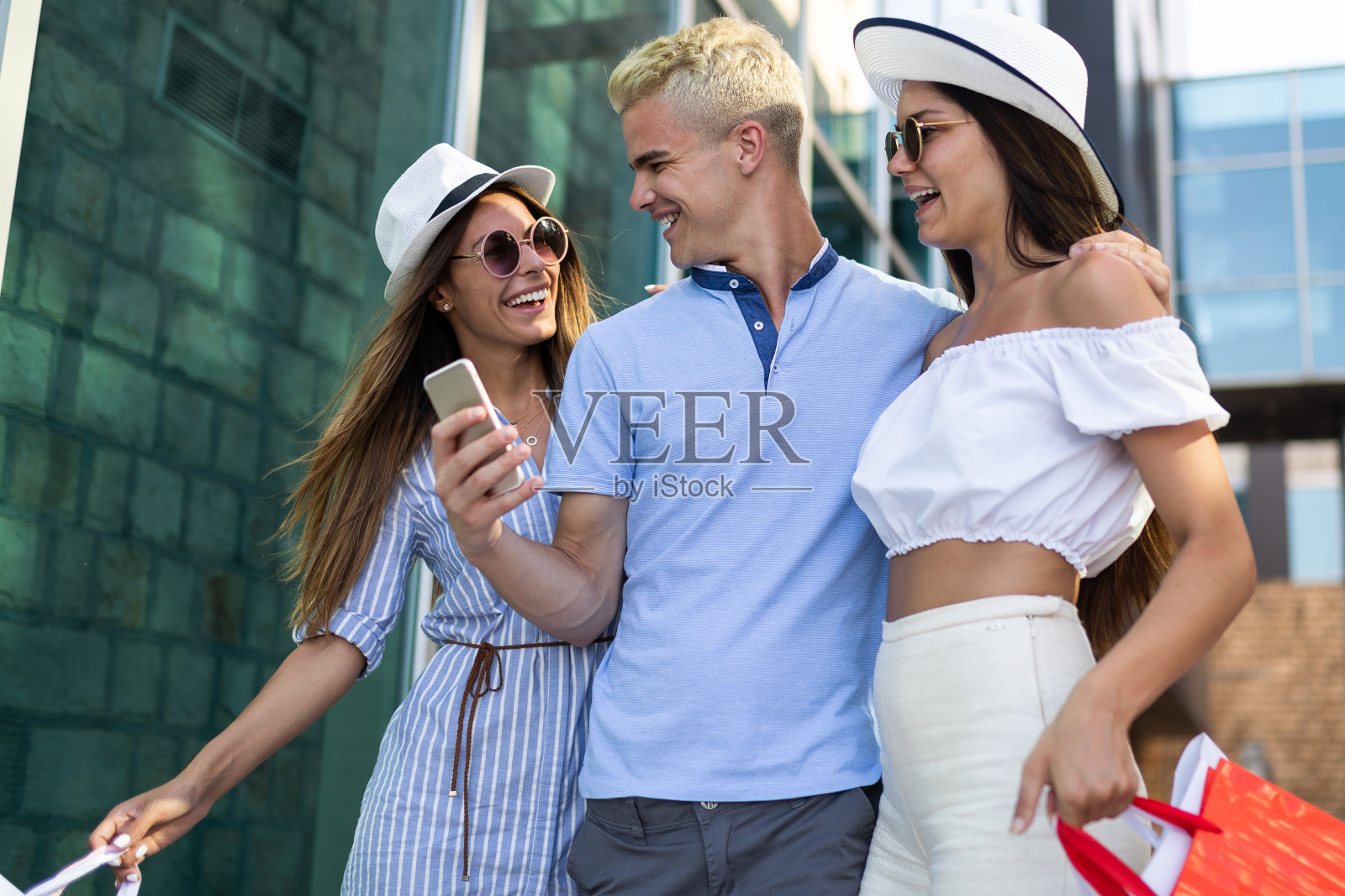 一群年轻人在购物后自拍照片摄影图片