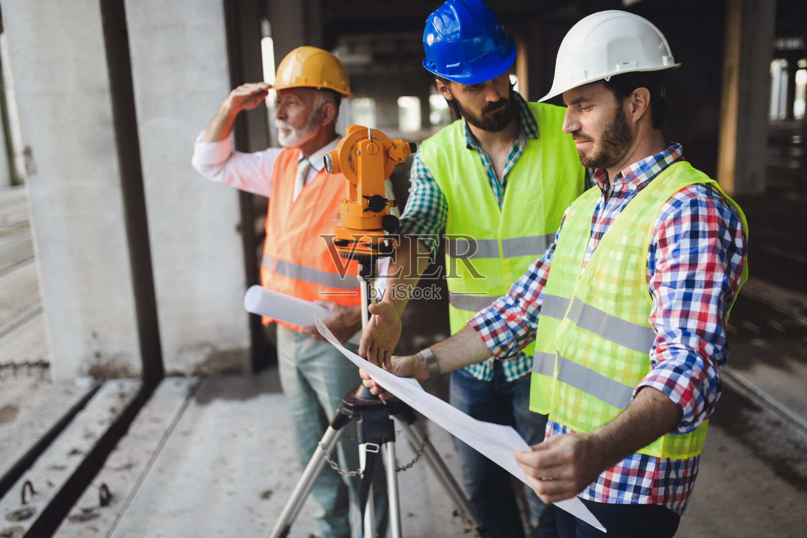 建筑工程师在建筑工地与建筑师讨论照片摄影图片