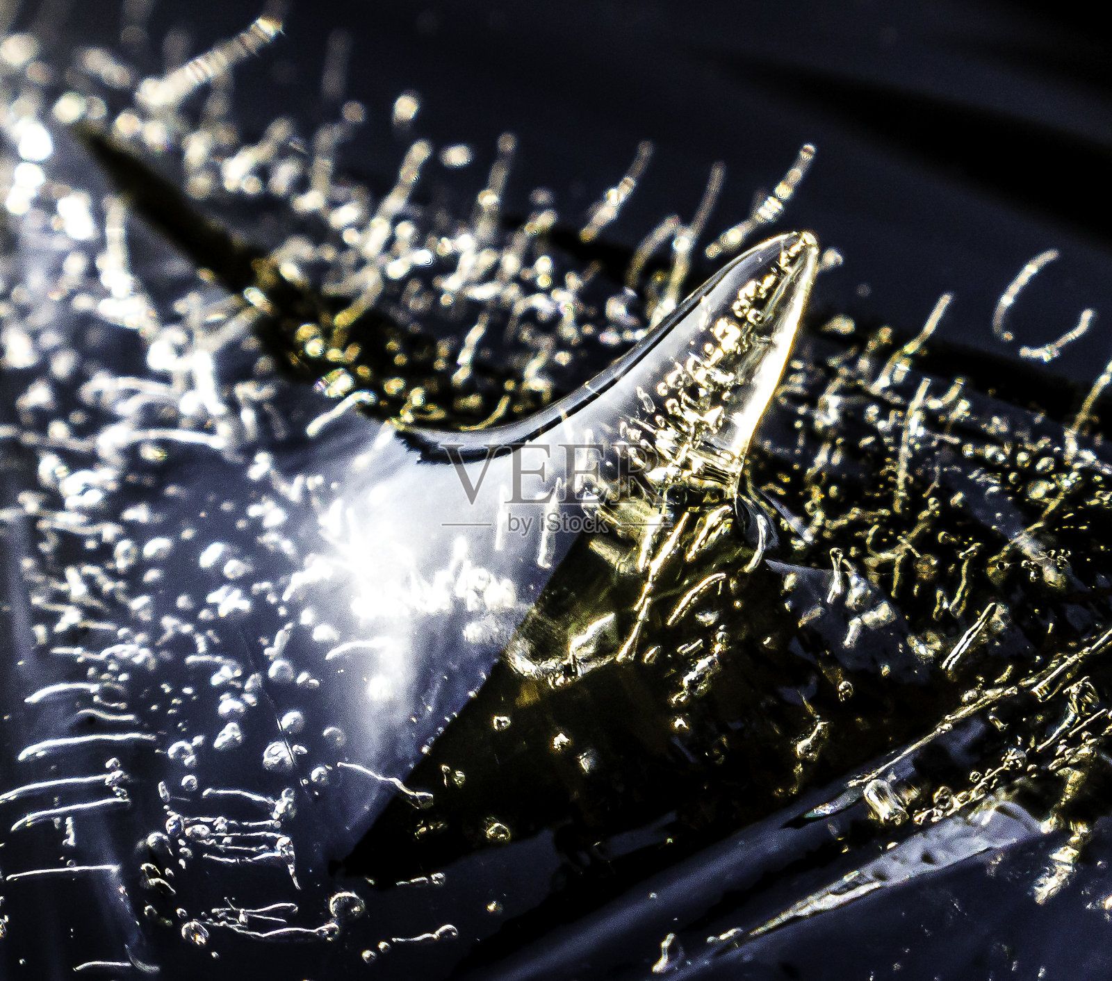 水桶里的冰和冰的日出倒影照片摄影图片