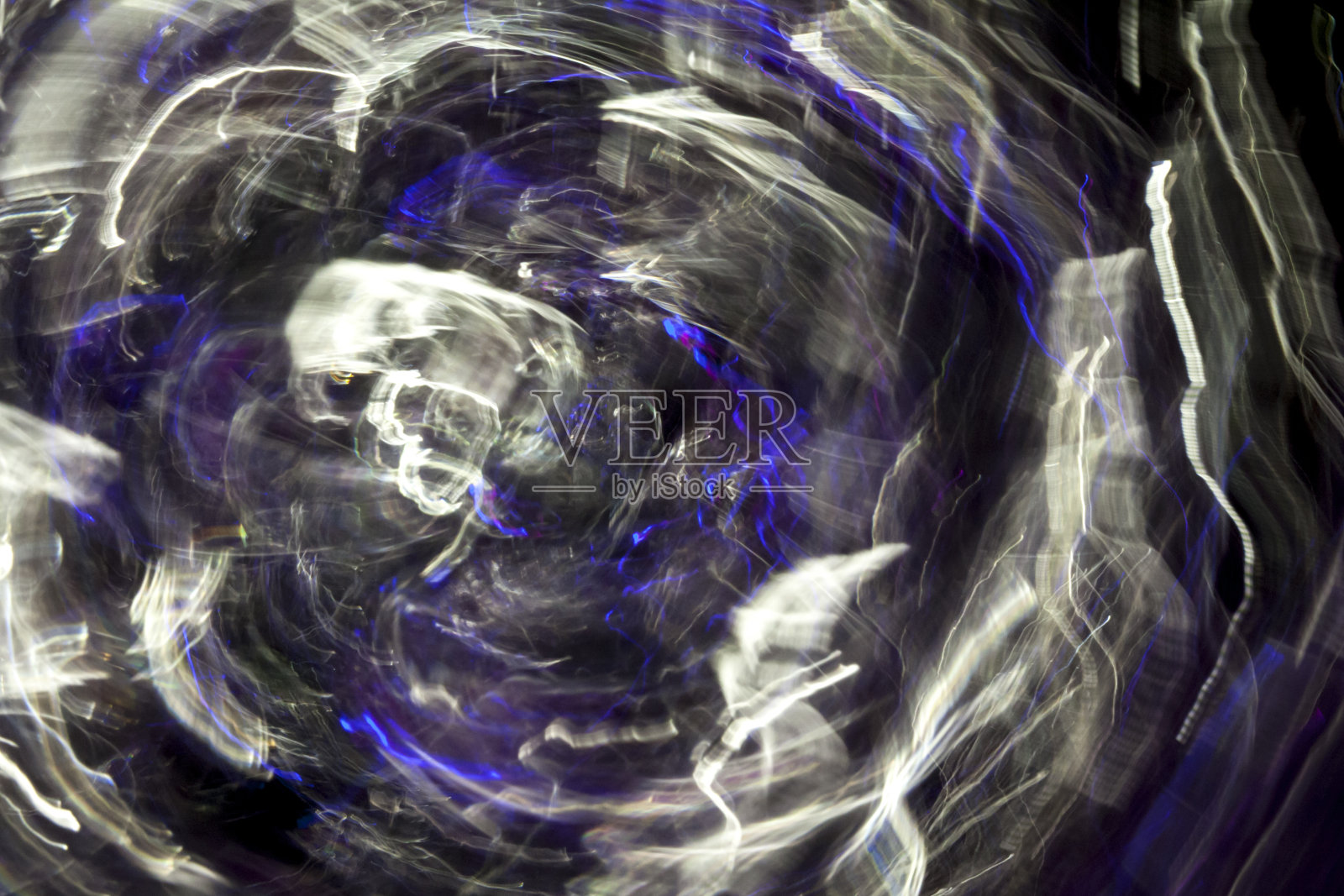 在黑色背景上的抽象模糊光效果。长时间曝光的移动相机的照片照片摄影图片