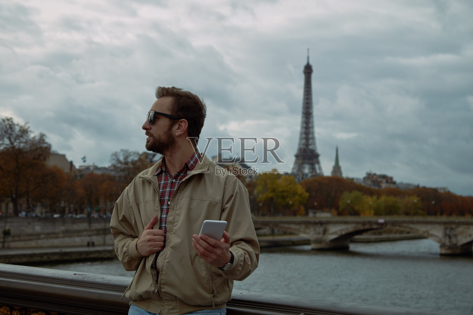 欧洲城市里使用手机的现代人。照片摄影图片