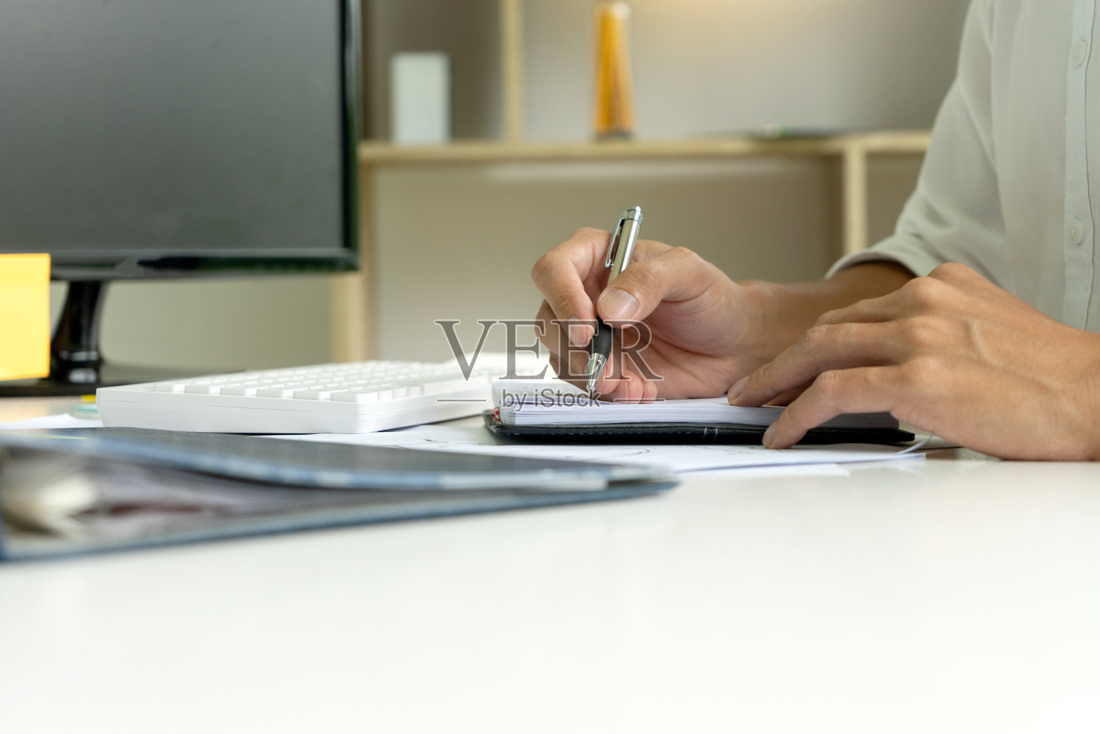 女人和男人在餐桌上为教育或商业工作照片摄影图片