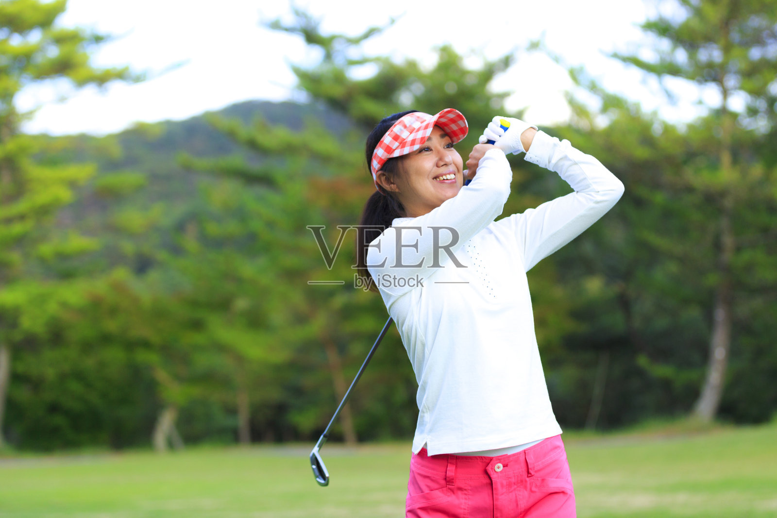 亚洲女子高尔夫初学者照片摄影图片
