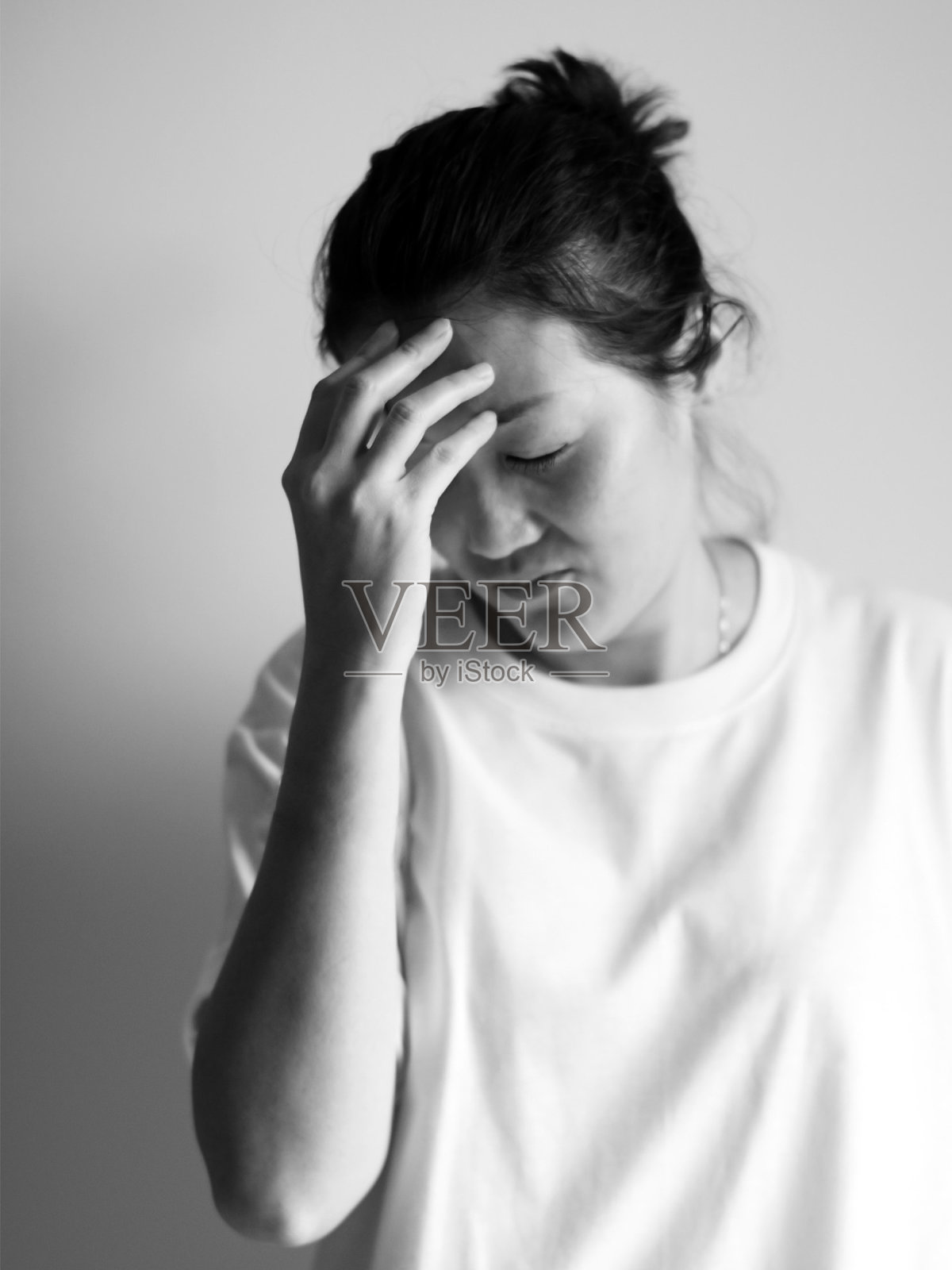 黑白色调下，因生活压力而情绪紧张的亚洲女性照片摄影图片