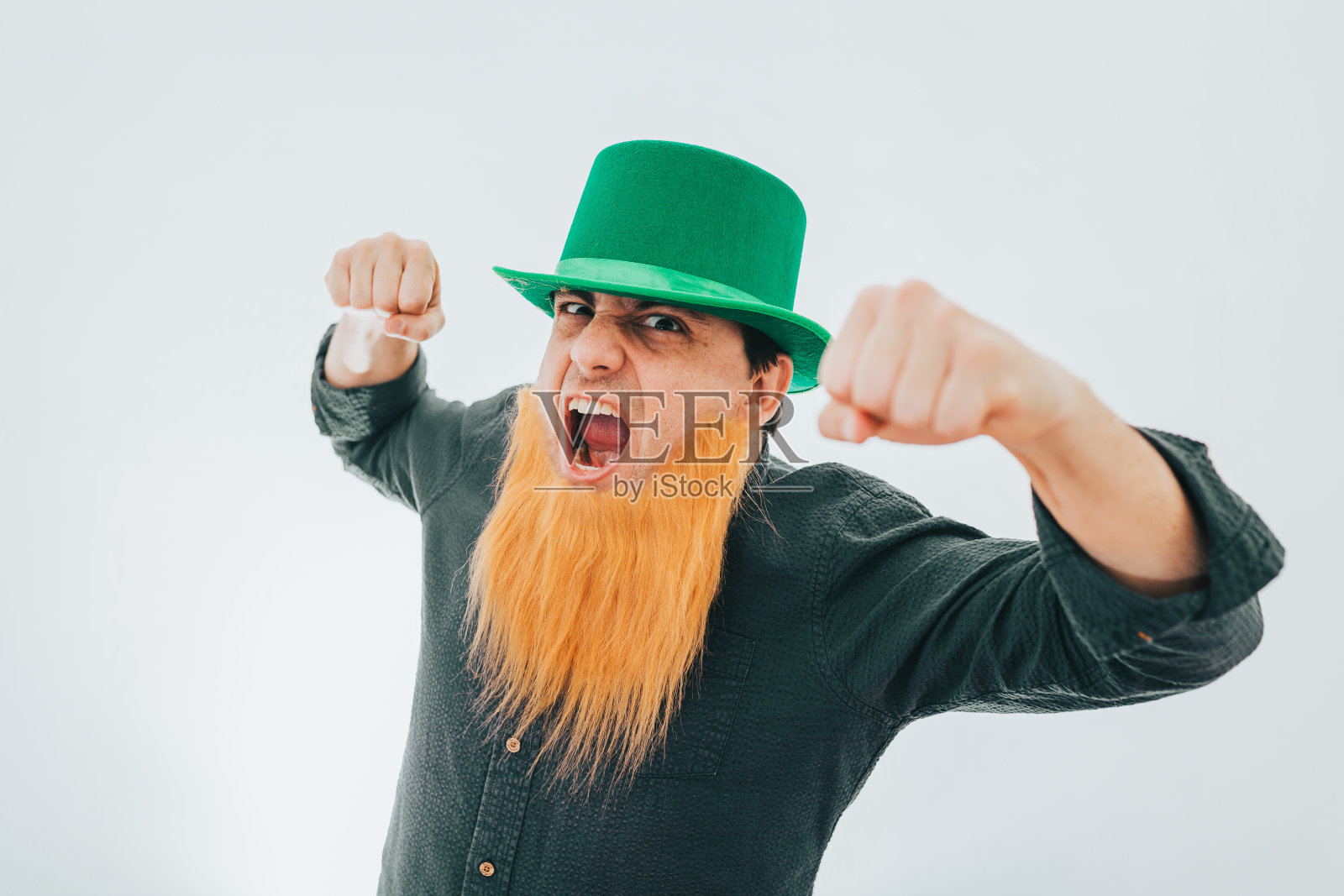 准备迎接圣帕特里克节的人照片摄影图片