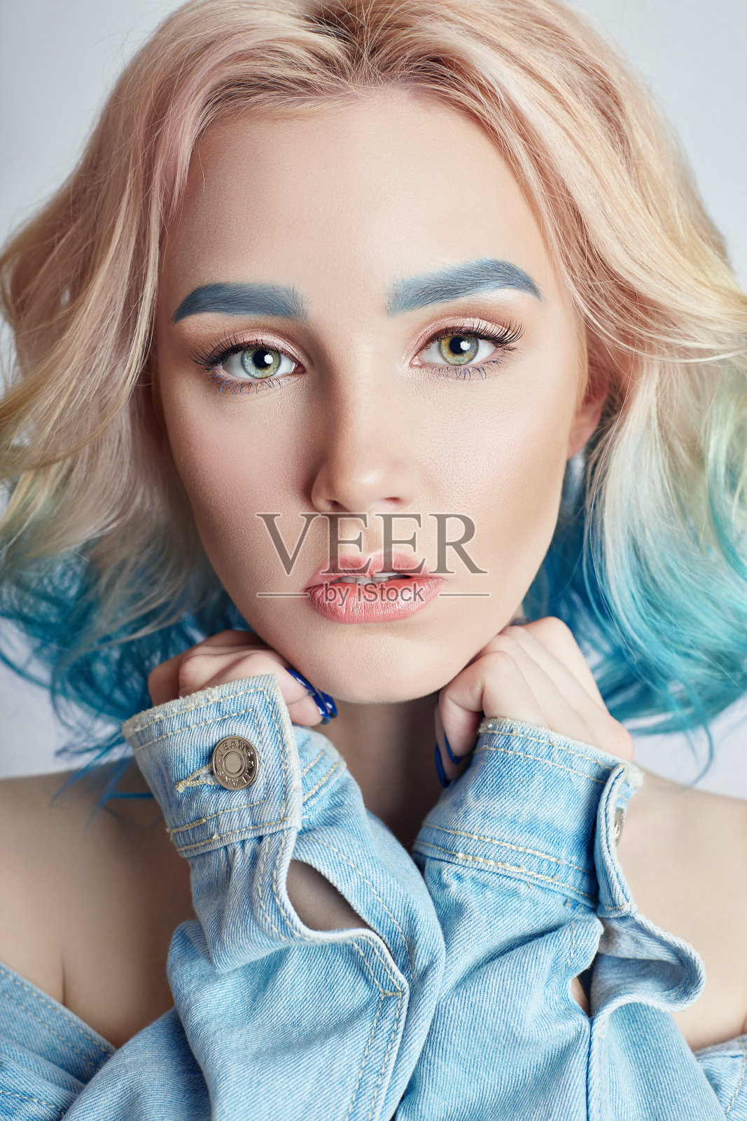 肖像女子与明亮的颜色飞扬的头发，所有色调紫色的蓝色。染发，漂亮的嘴唇和化妆。头发随风飘动。性感的短发女孩。专业创意着色照片摄影图片