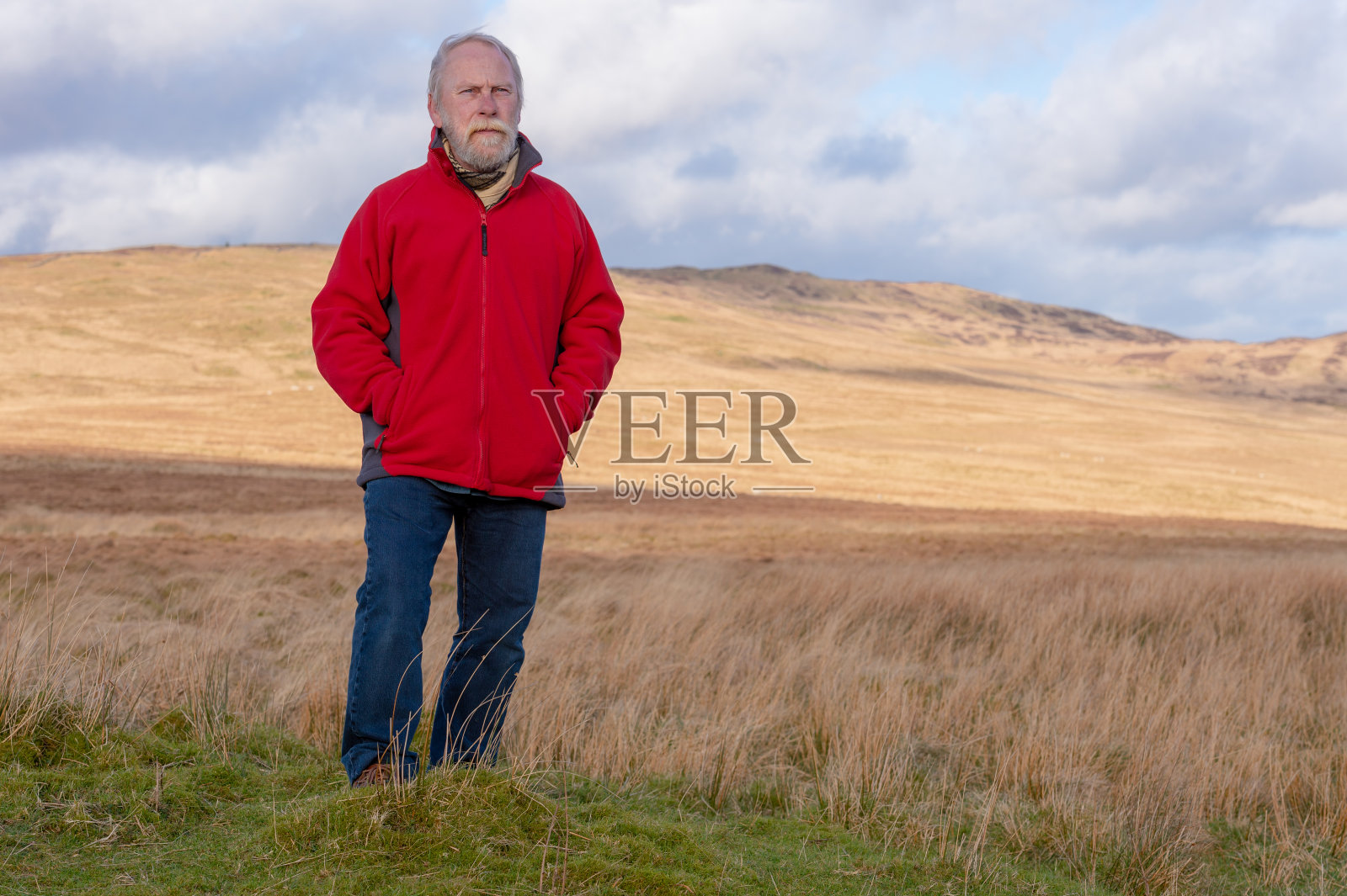 独自在乡村环境中的年长男人照片摄影图片