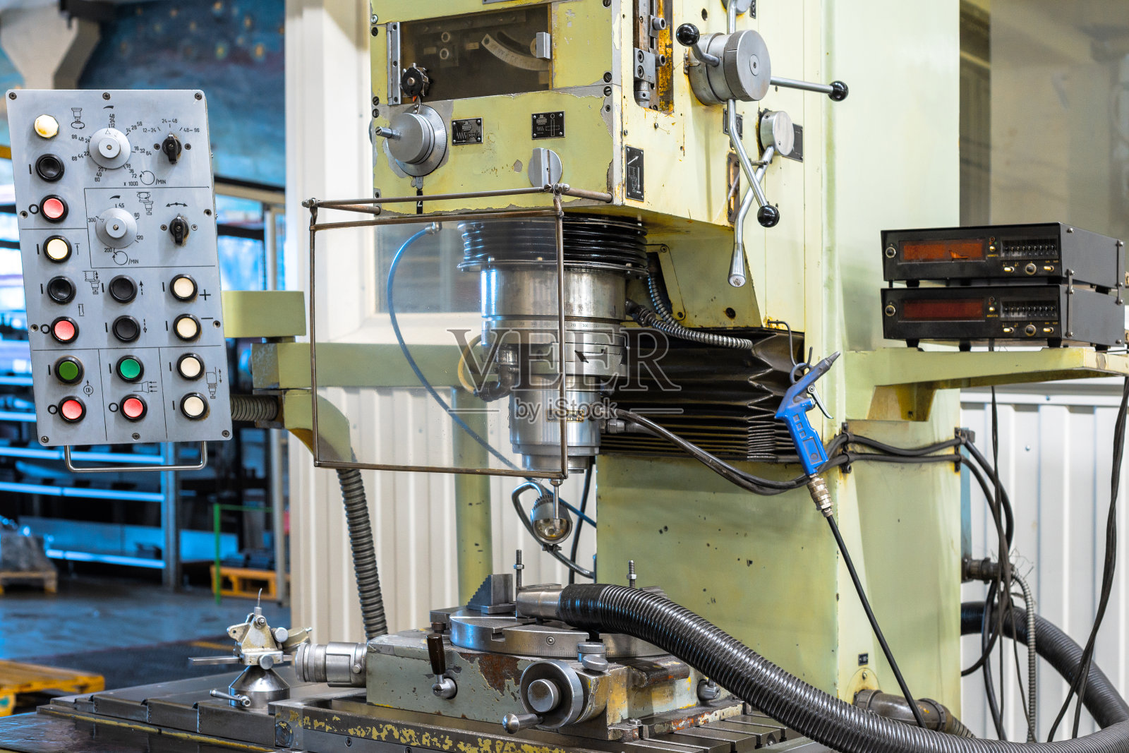 机械立式铣床。照片摄影图片