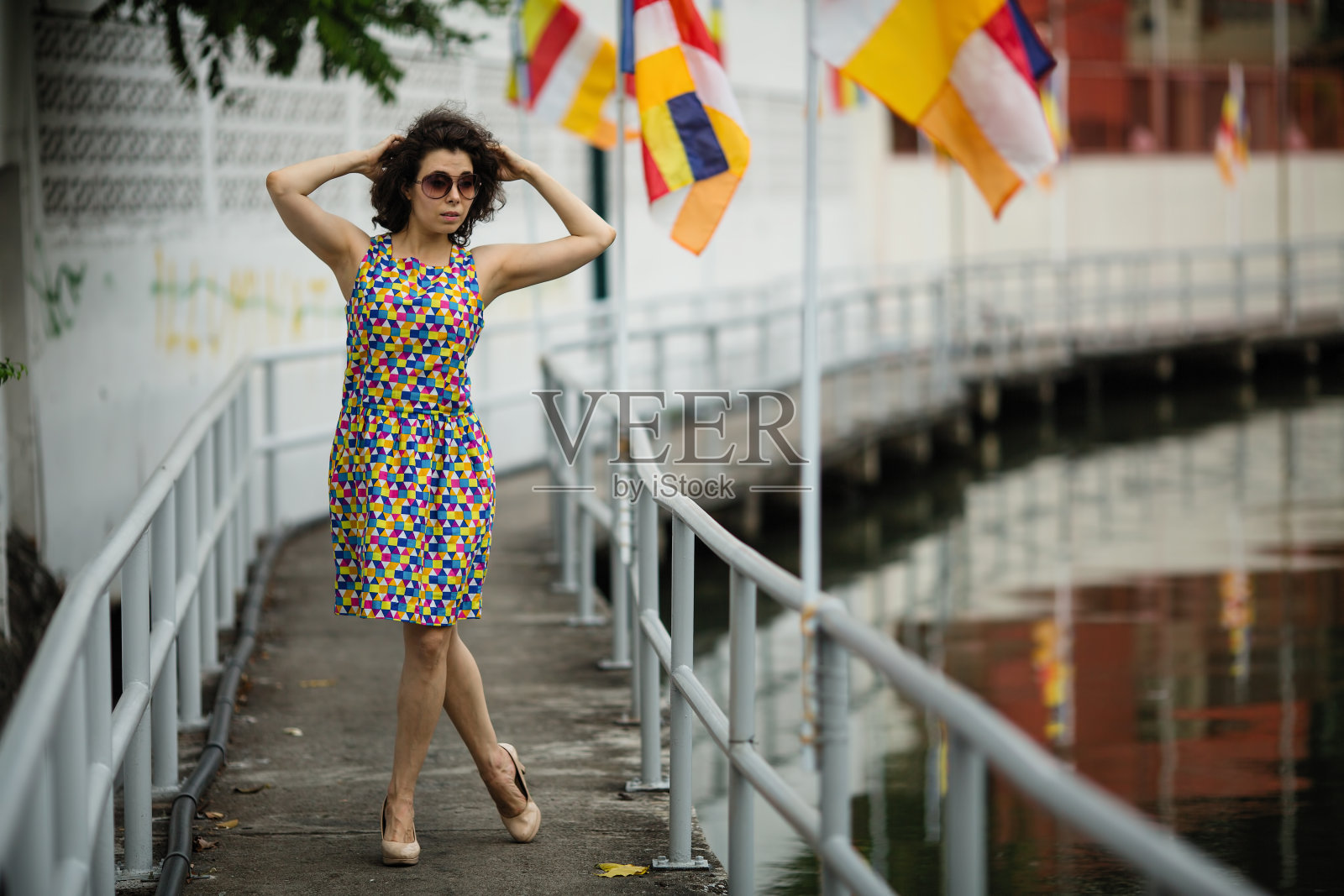 一名亚洲妇女在曼谷的河堤上。照片摄影图片