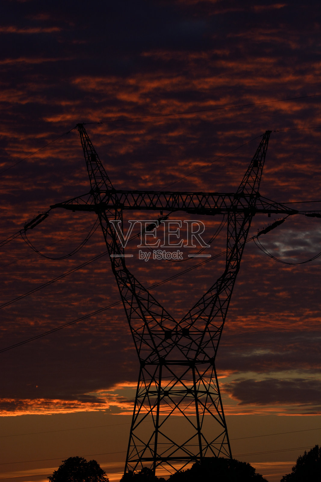 高压电杆和日落照片摄影图片
