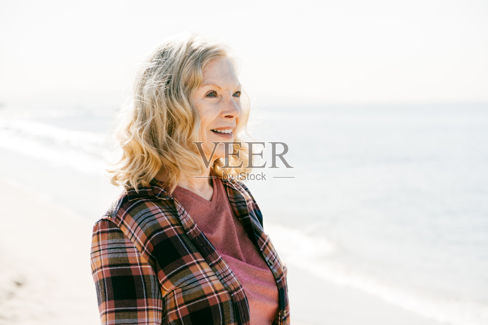 活跃的老年人享受在加州海滩上散步照片摄影图片