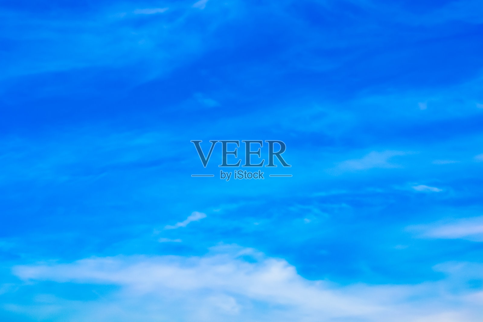 夏天的天空有白云。照片摄影图片