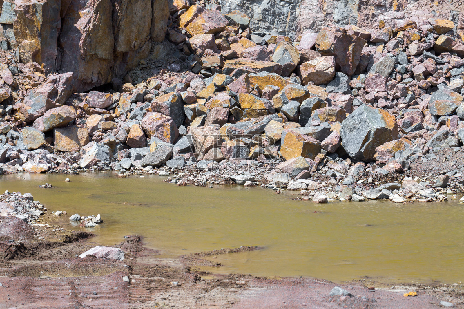采石场露天开采花岗石料景色壮观。加工生产石材和砾石。采石场的地下水。照片摄影图片