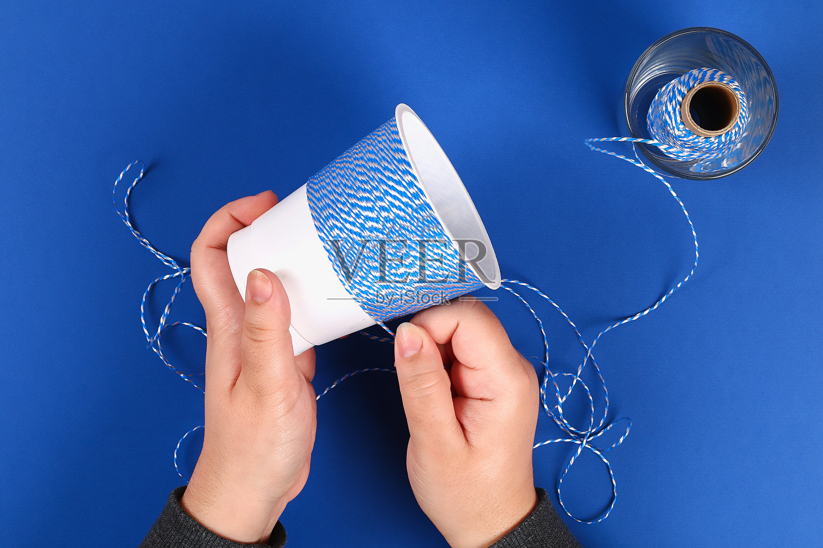 Diy笔筒塑料玻璃酸奶油，酸奶线蓝色背景包裹照片摄影图片