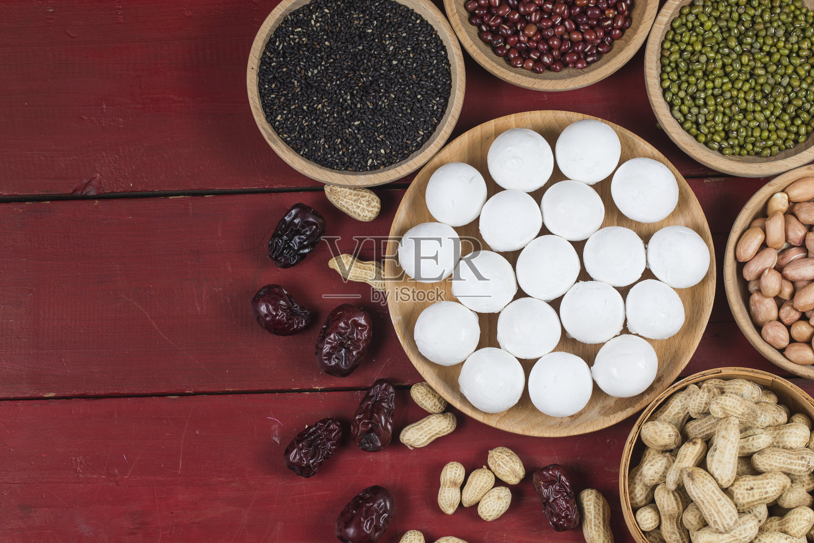 汤圆放在碗里放在桌上，红包和金元宝照片摄影图片