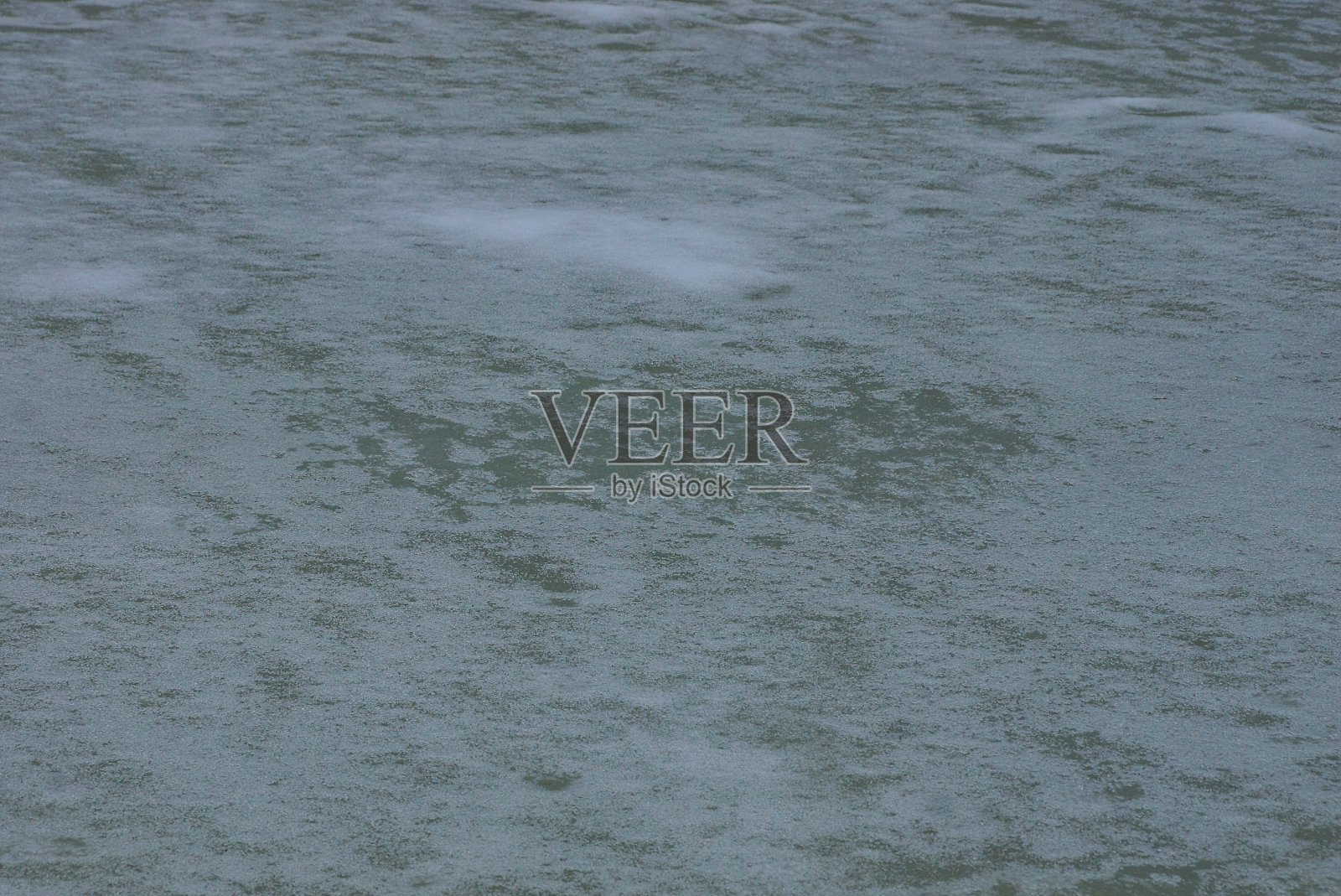 灰白色的池塘上自然的冰雪纹理照片摄影图片