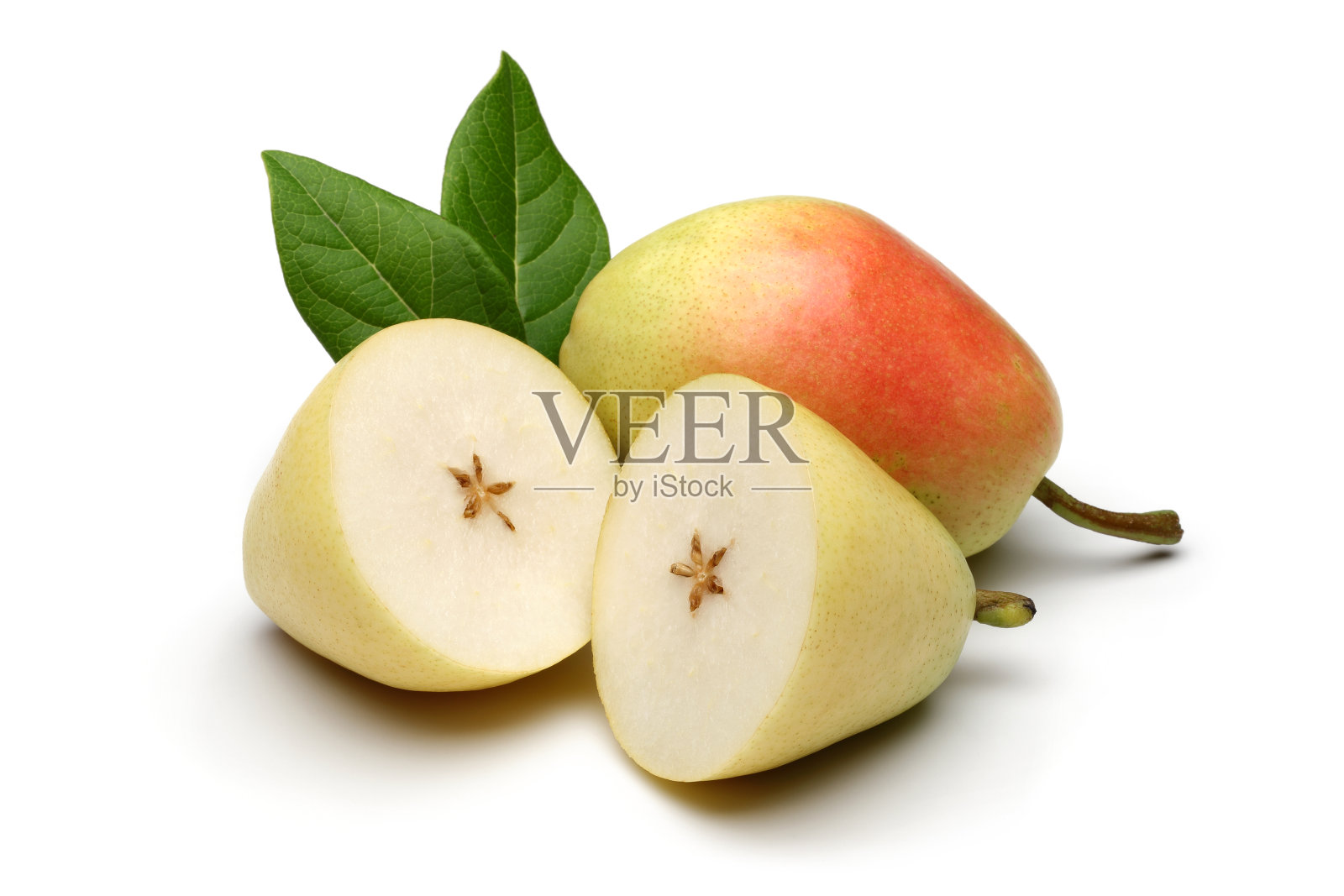 鲜梨和叶孤立在白色照片摄影图片