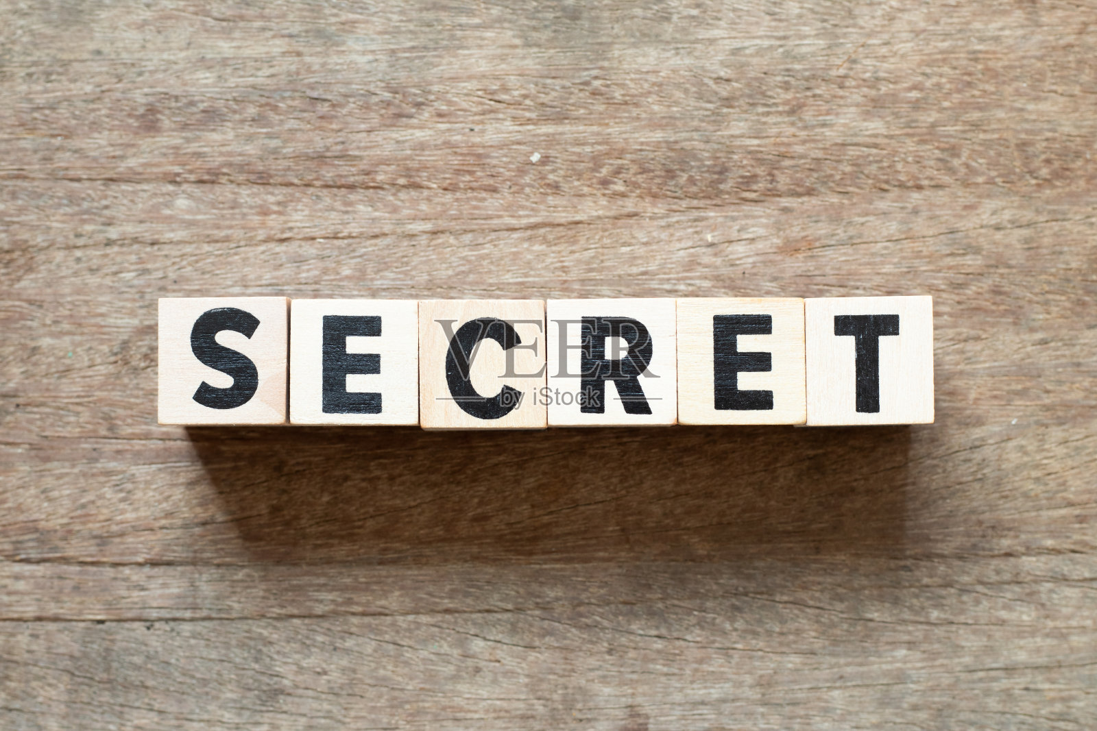 字母块在字的秘密木材背景上照片摄影图片