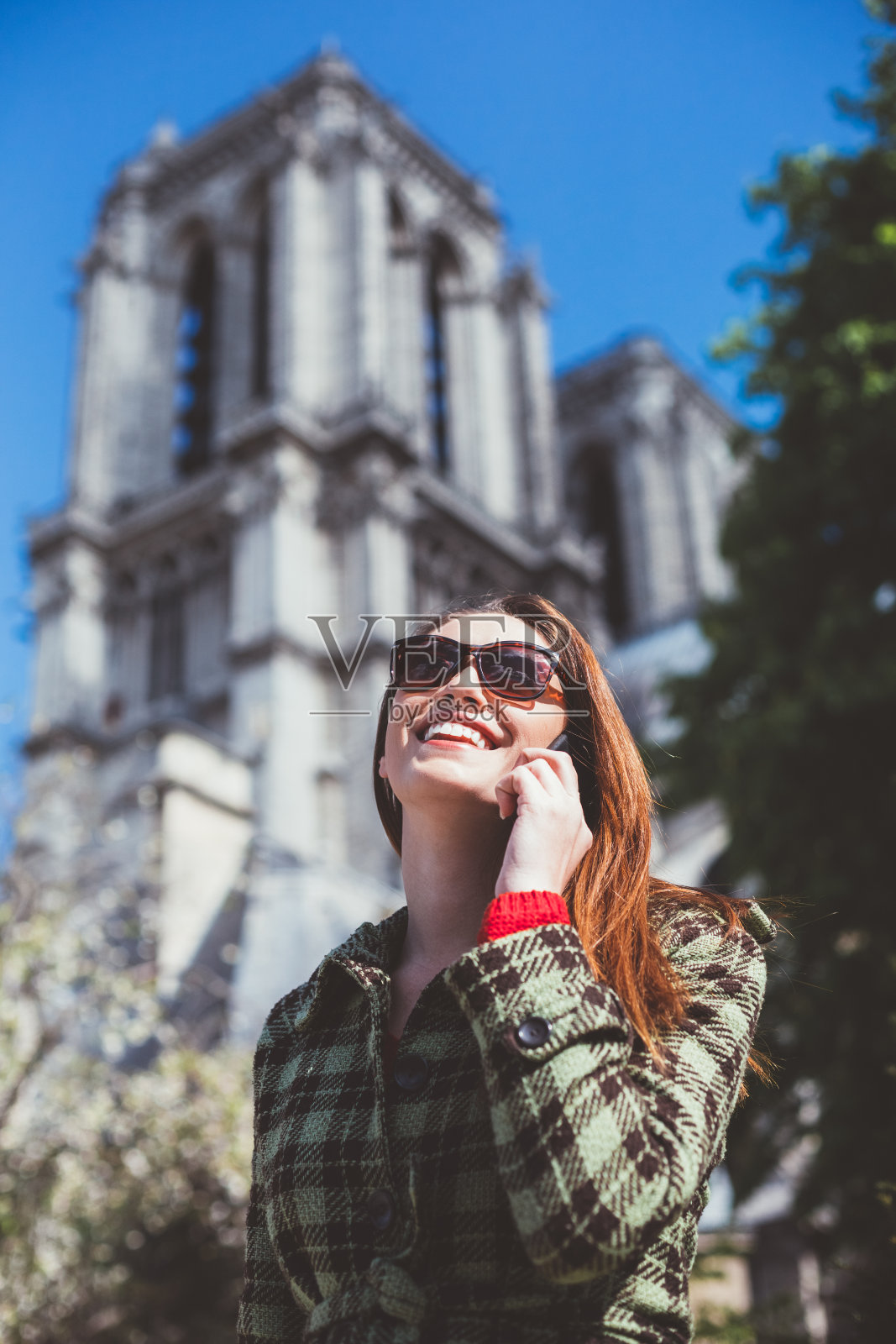 在巴黎打电话的女孩照片摄影图片