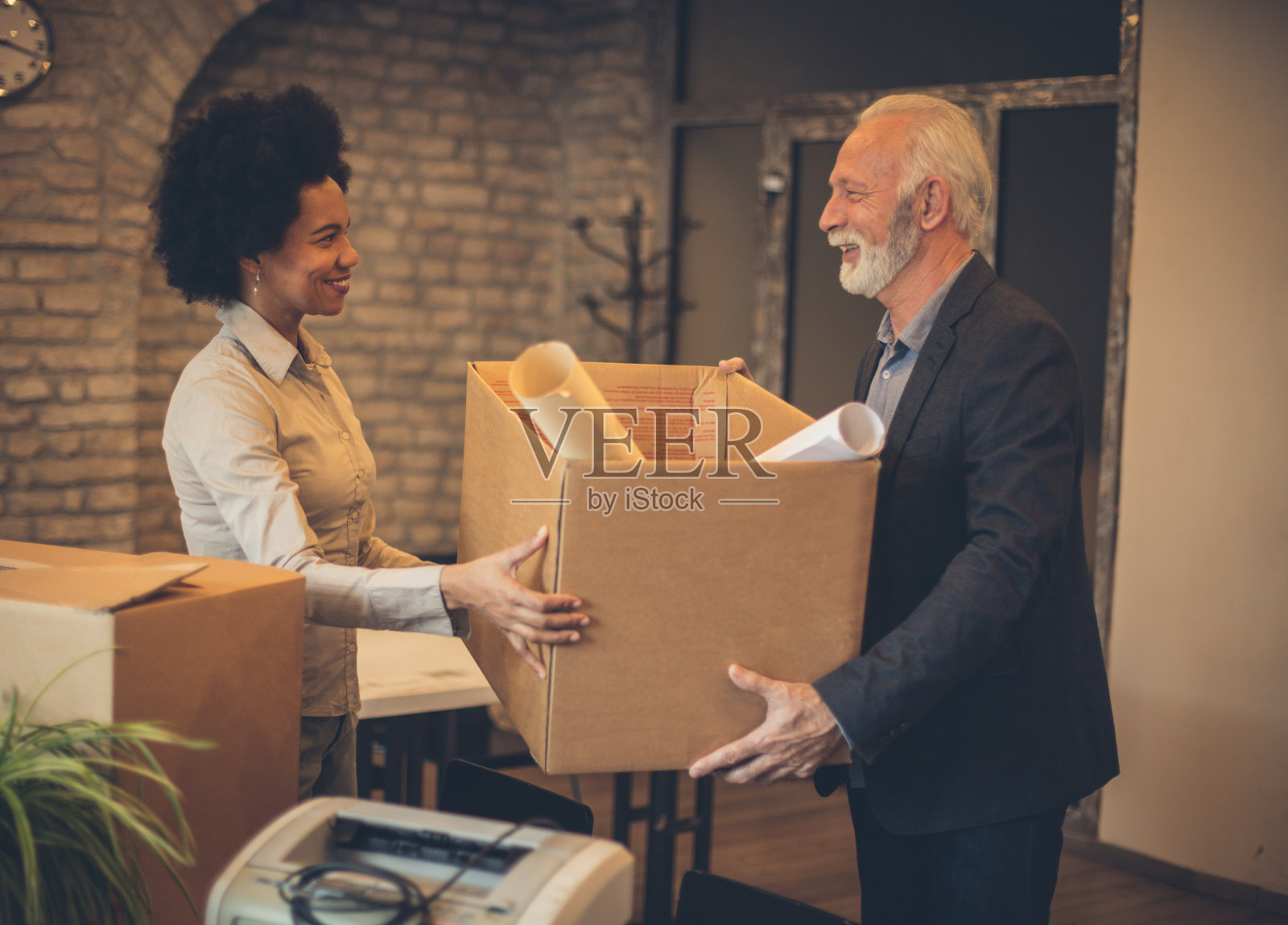 我为这个新的开始感到高兴。照片摄影图片