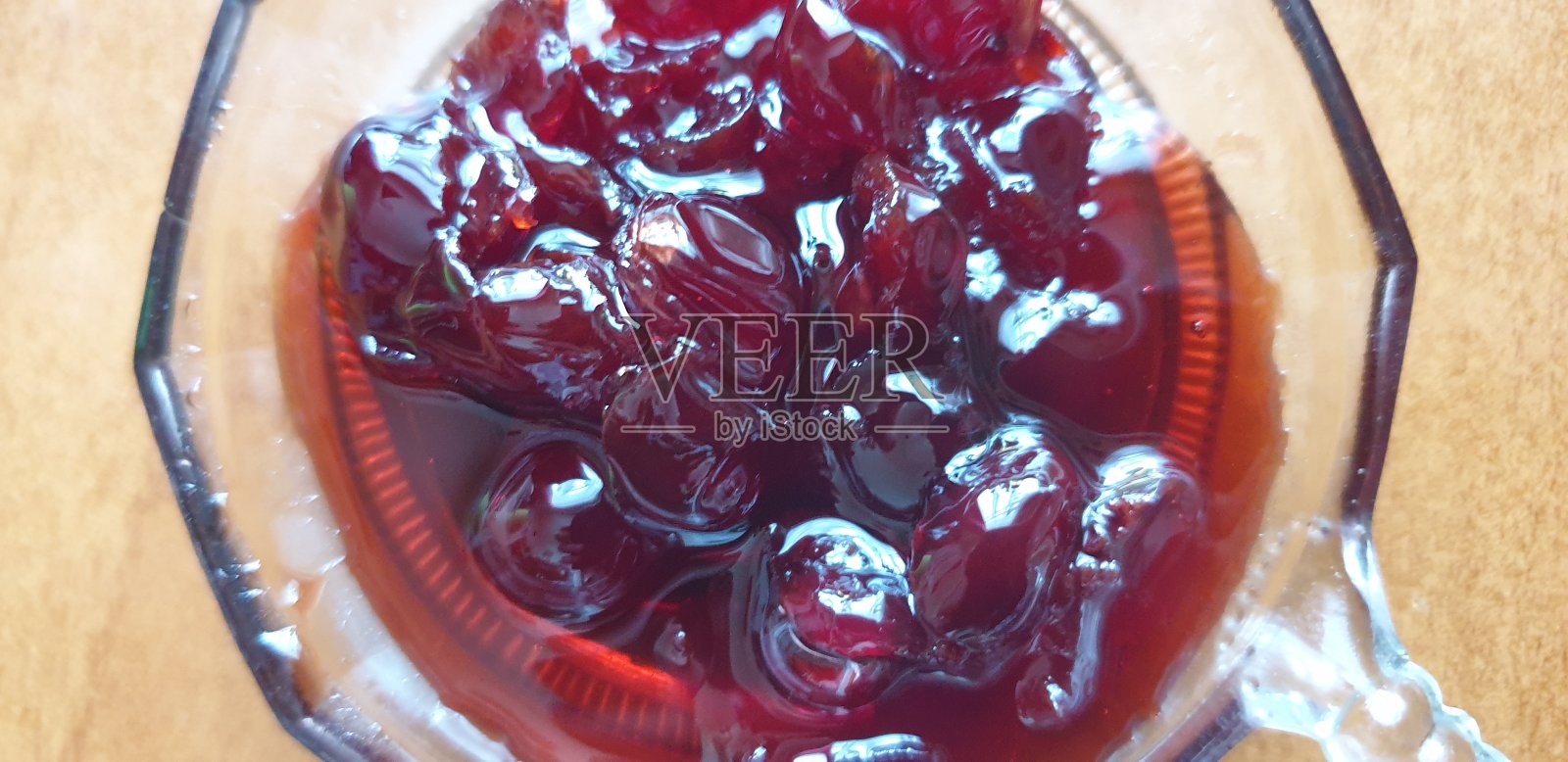 樱桃果酱。樱桃糖。樱桃甜点。照片摄影图片