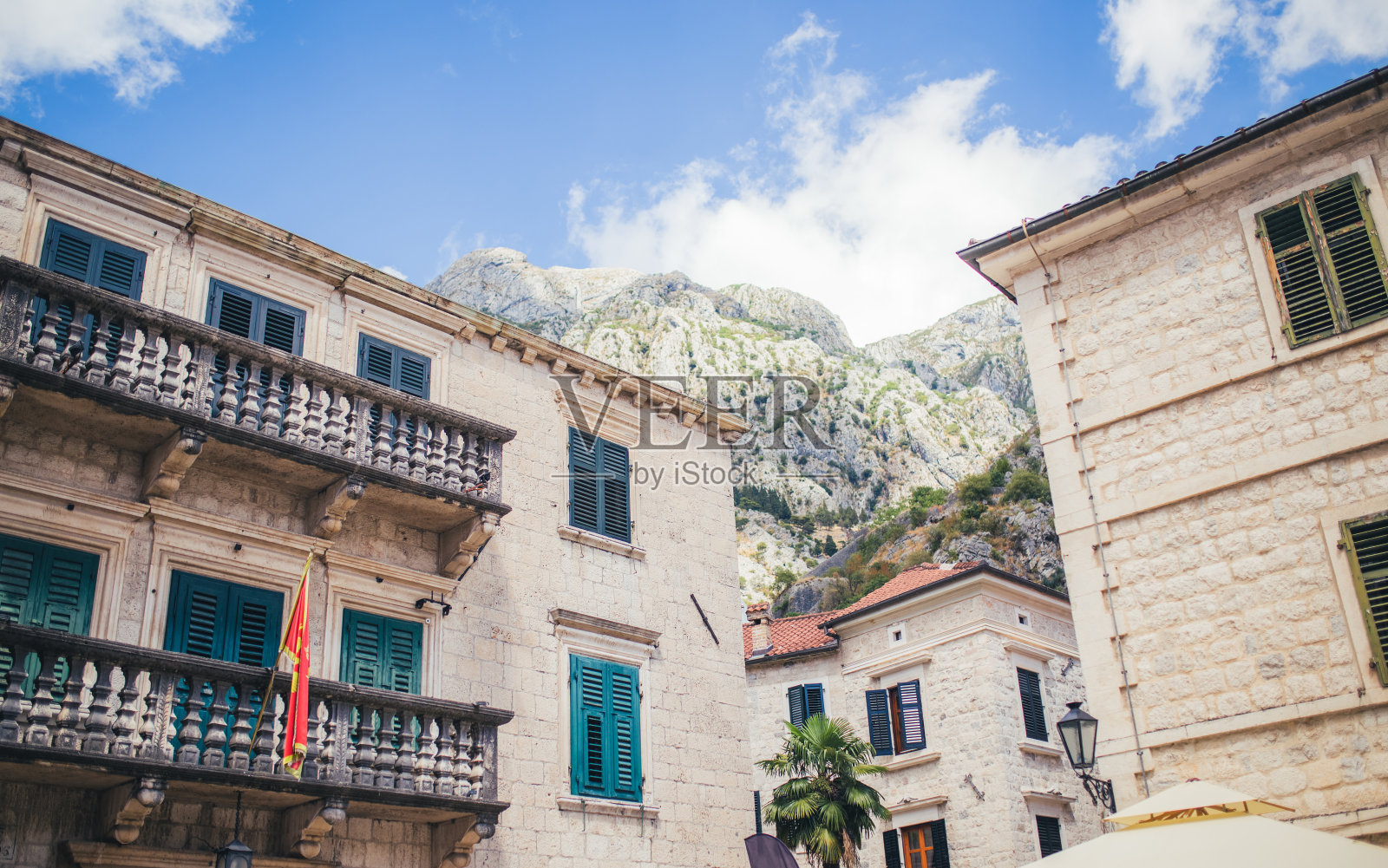 旧共和国武士,黑山26所示。2017年7月。老房子的正面。照片摄影图片