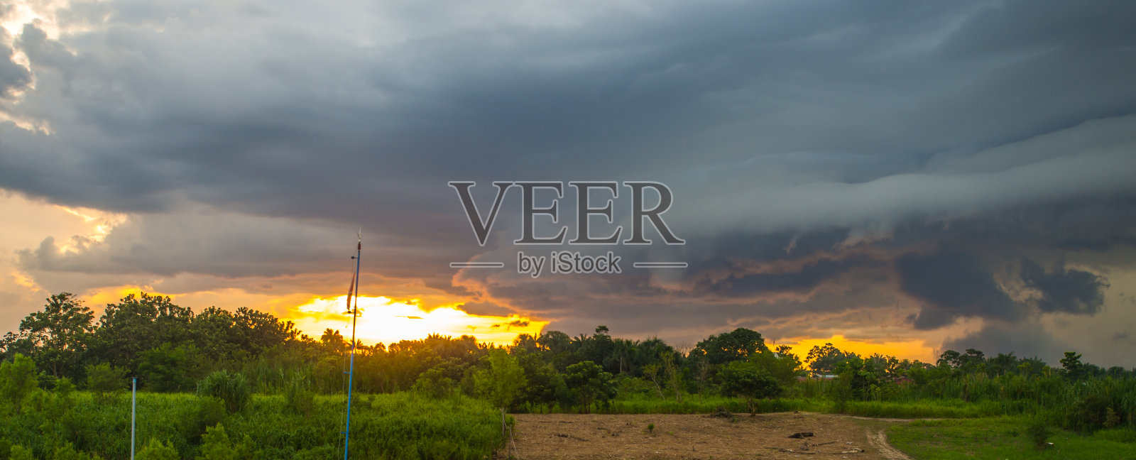 日落和戏剧性的云彩照片摄影图片