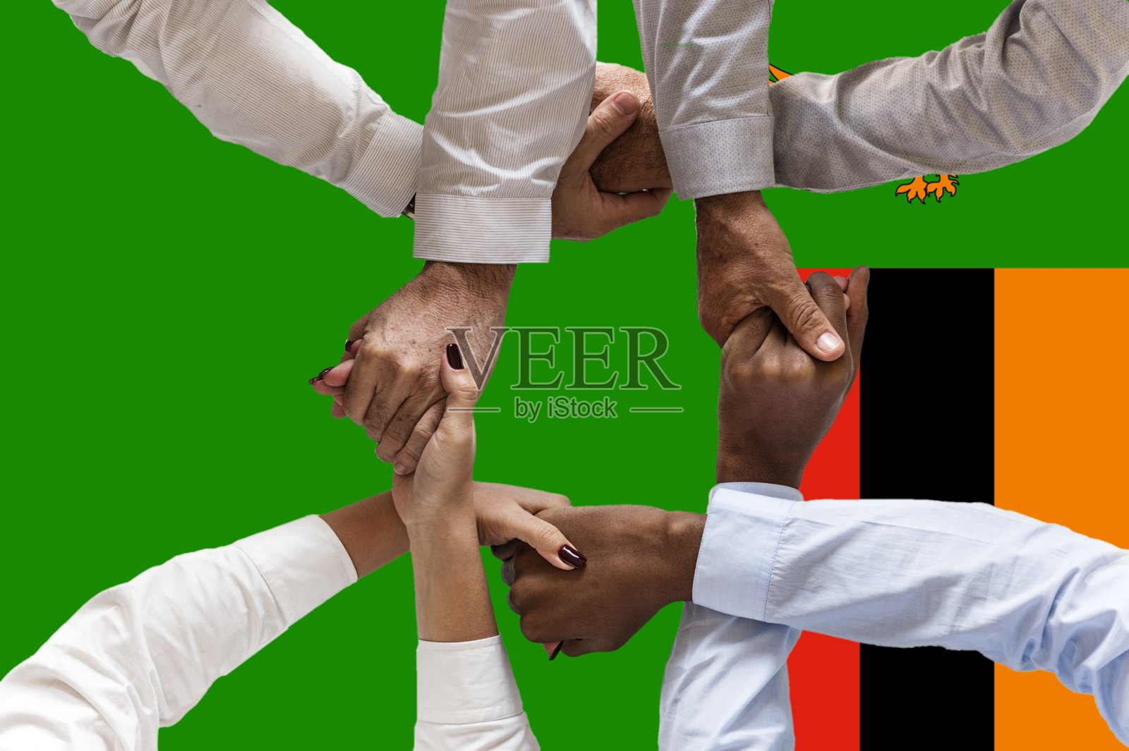 赞比亚国旗，融合了一群多文化的年轻人照片摄影图片