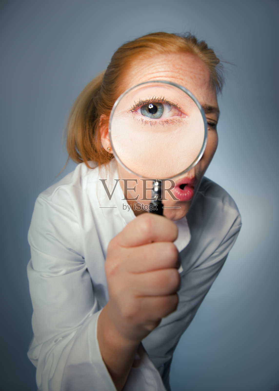 女科学家使用放大镜的肖像照片摄影图片