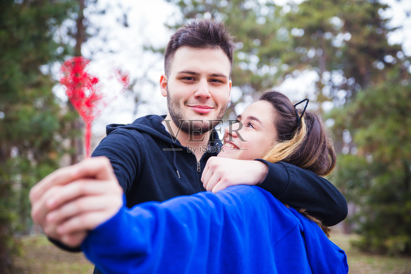 手捧红心的情侣照片摄影图片