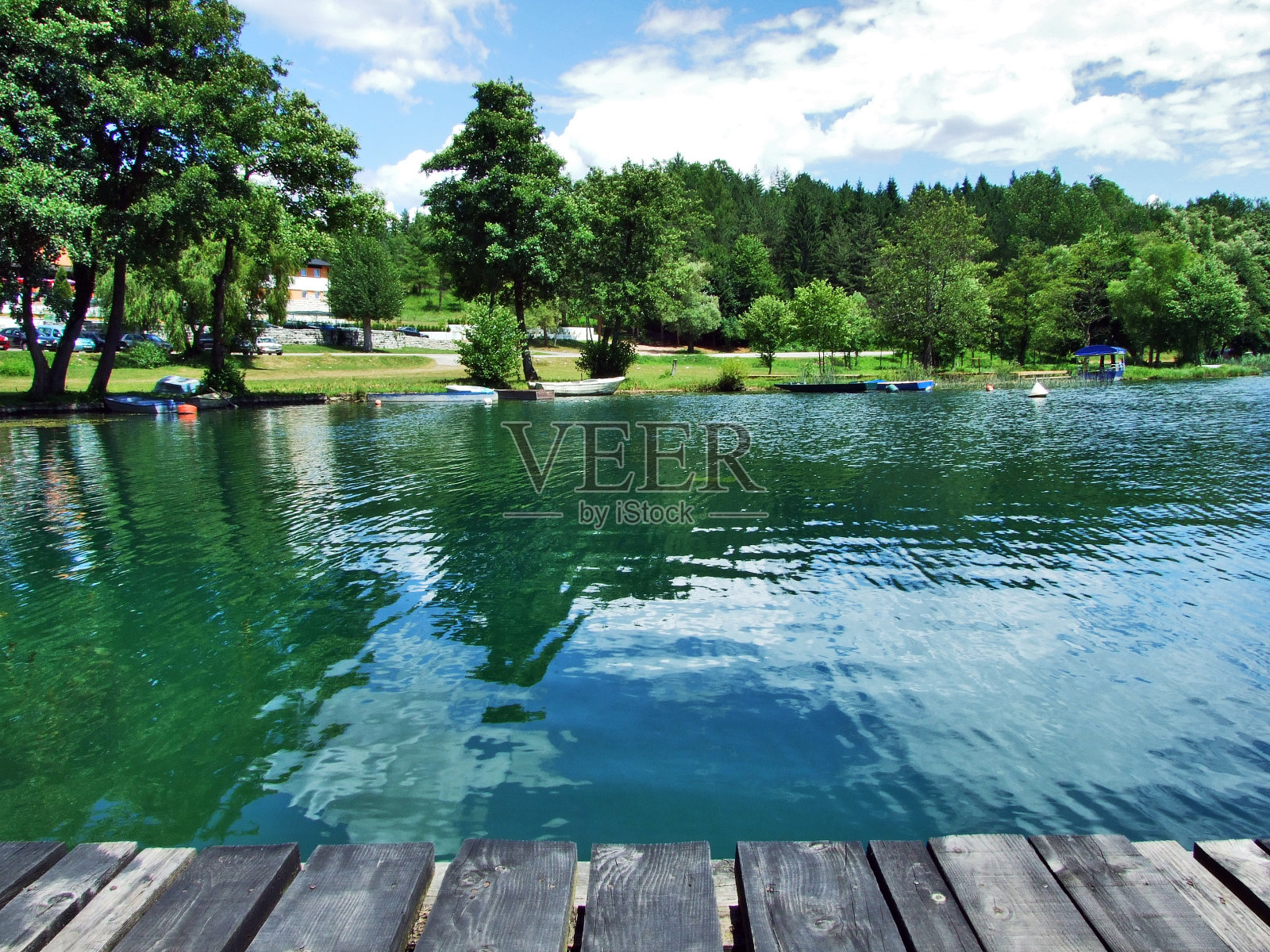 位于波斯尼亚中心的大湖照片摄影图片