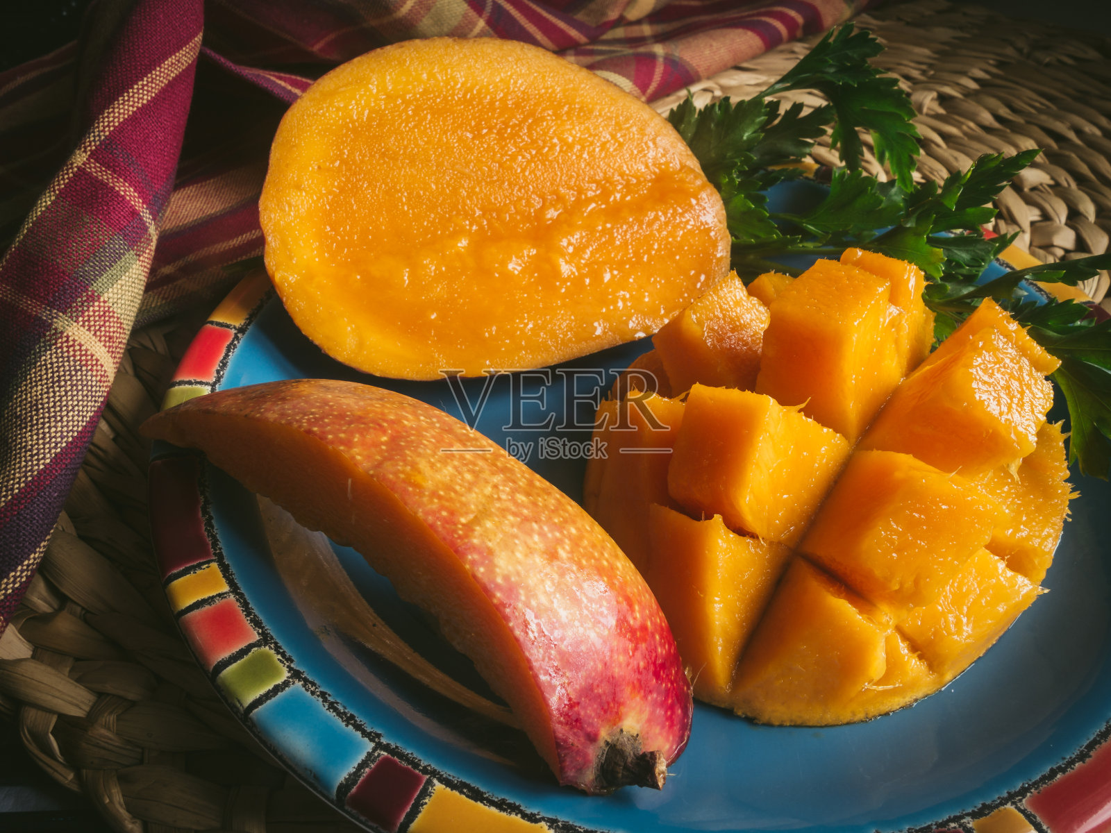 蓝色盘子上的多汁芒果照片摄影图片