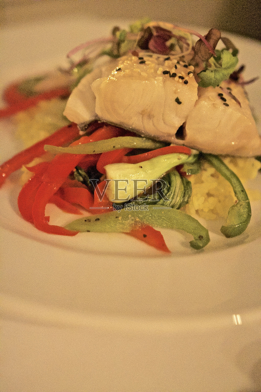 鱼和蔬菜晚餐照片摄影图片