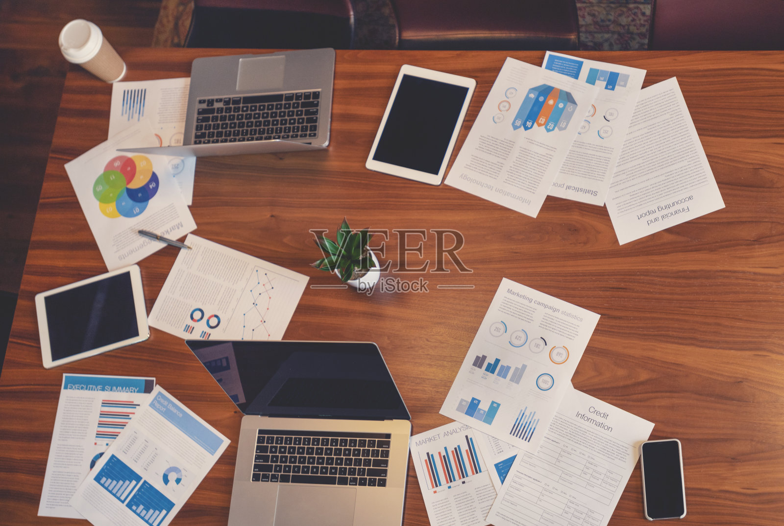 没有人的会议室。照片摄影图片